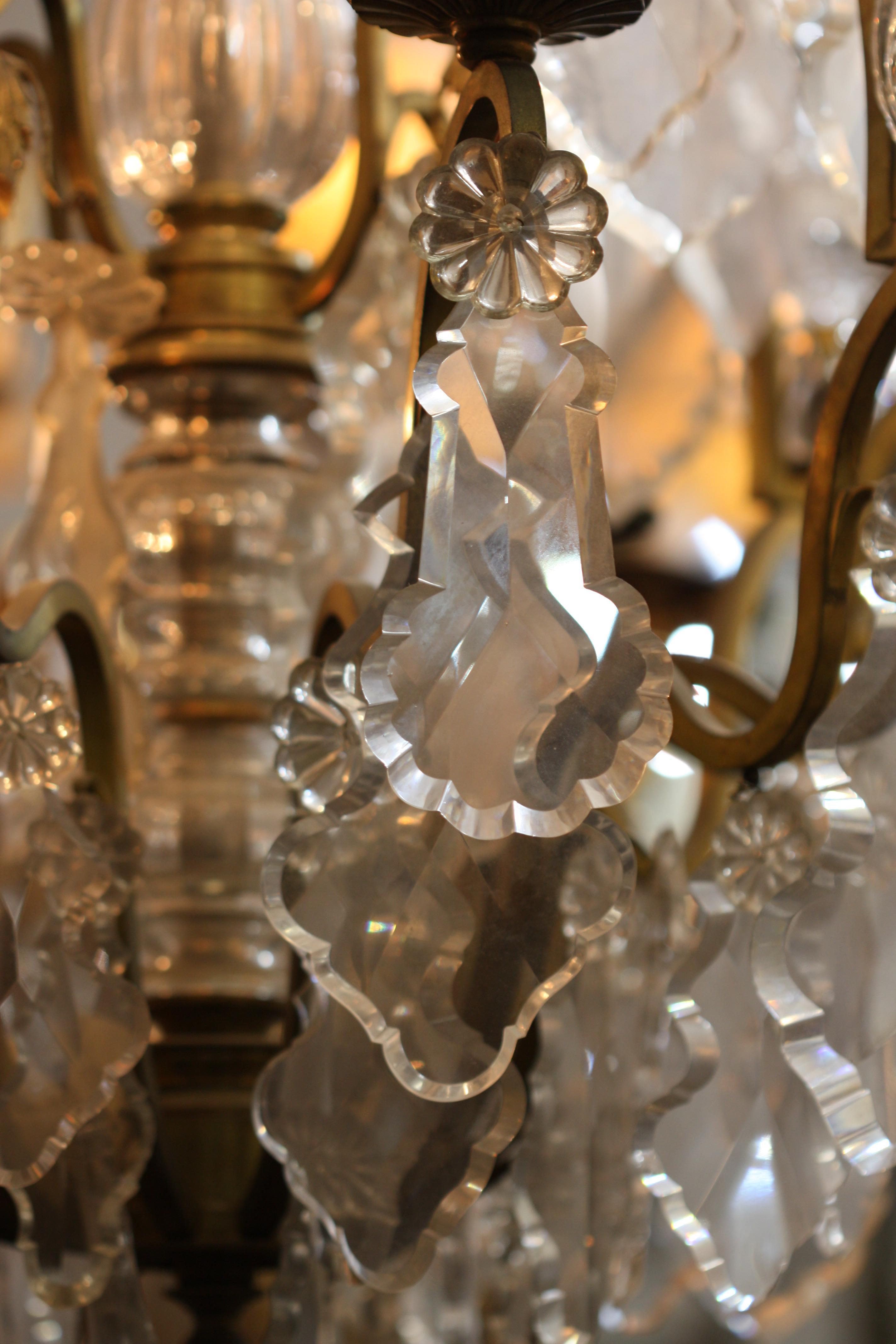 Lustre à huit lumières de style Louis XV en bronze doré et cristal Bon état - En vente à West Palm Beach, FL