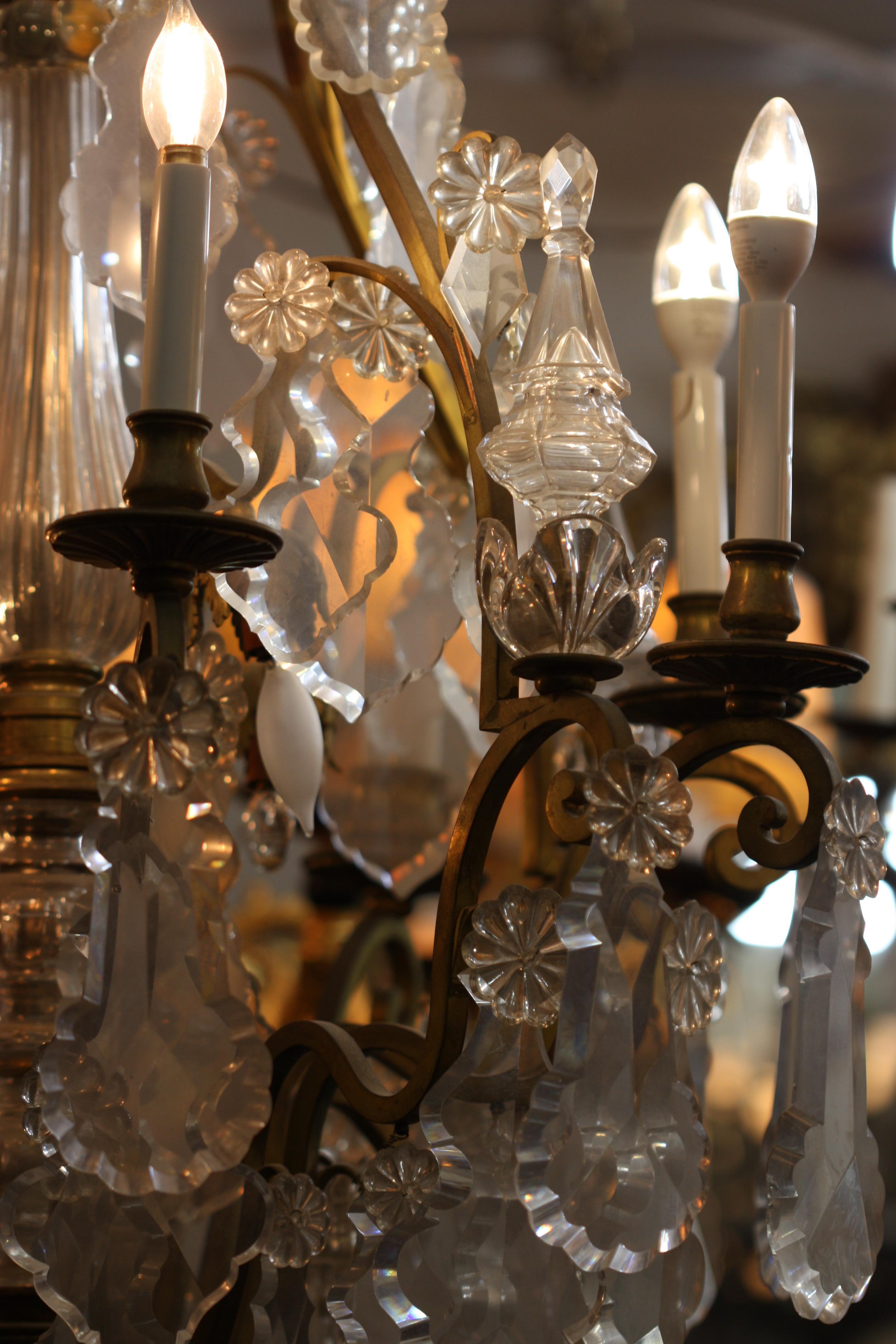 XIXe siècle Lustre à huit lumières de style Louis XV en bronze doré et cristal en vente