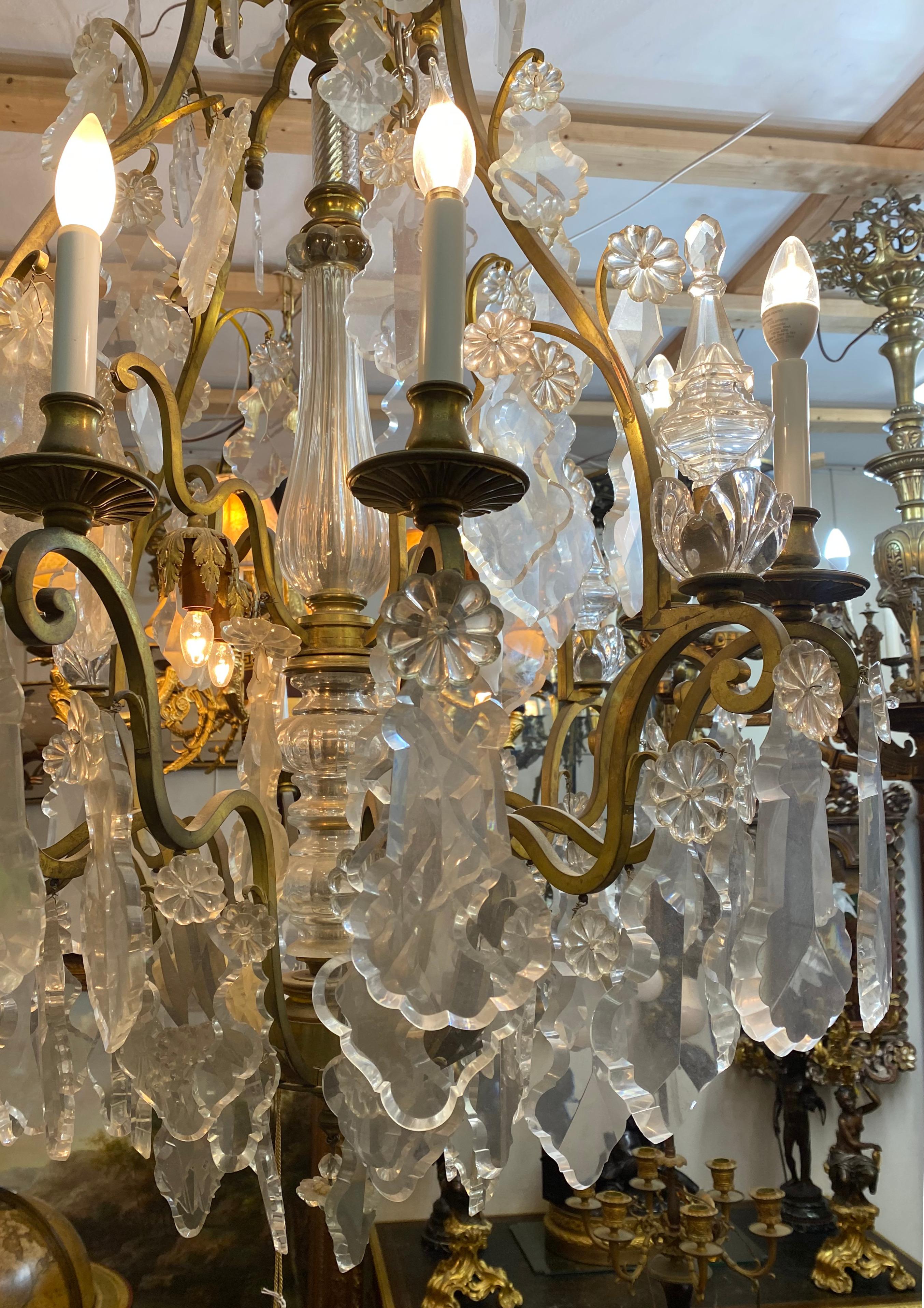 Lustre à huit lumières de style Louis XV en bronze doré et cristal en vente 1