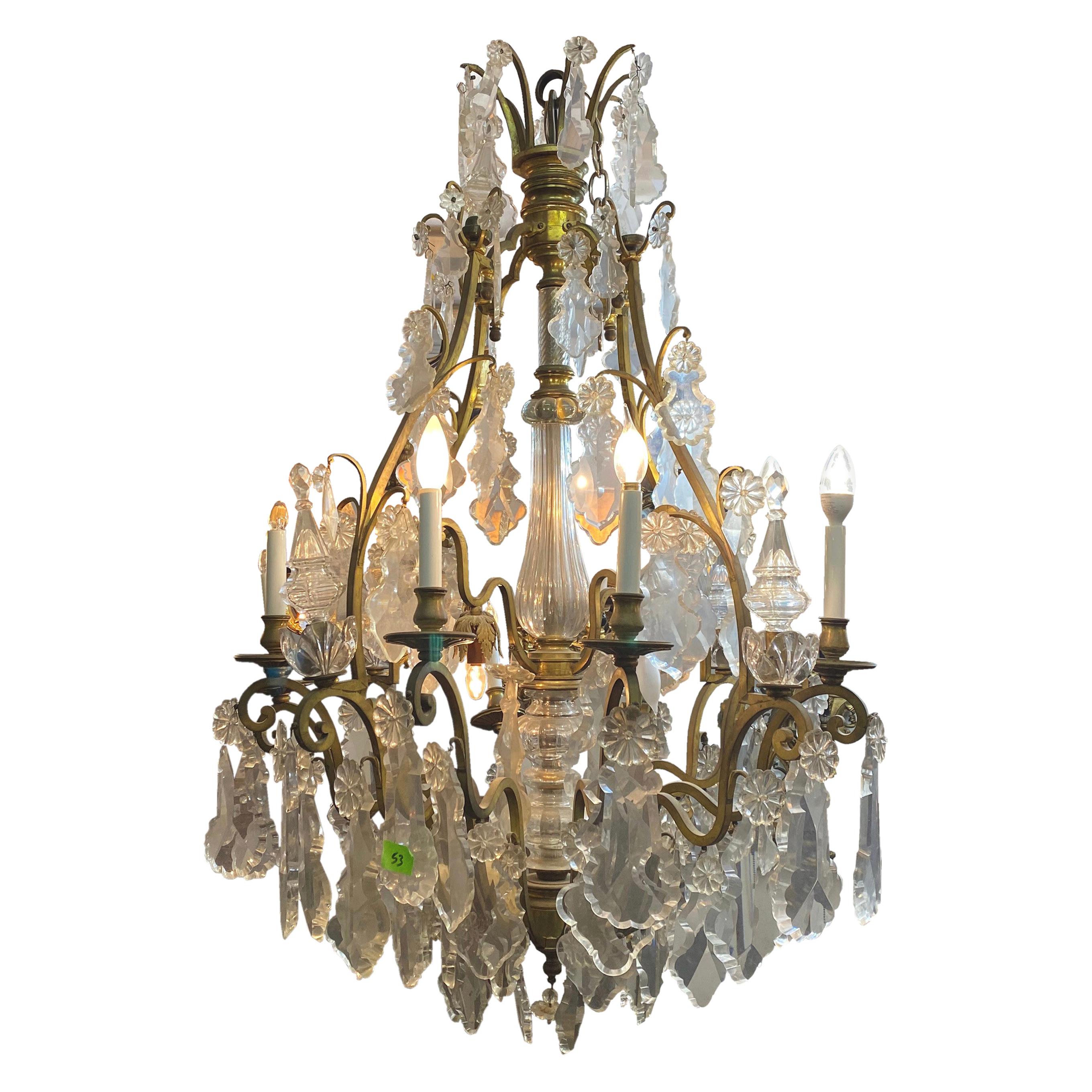 Lustre à huit lumières de style Louis XV en bronze doré et cristal en vente