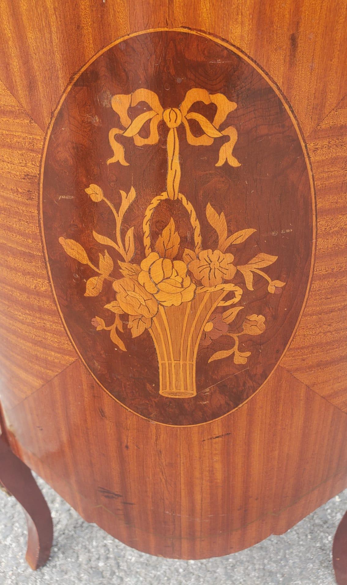 Meuble d'appoint de style Louis XV en bois de roi et satiné orné de bronze et de marqueterie en vente 1