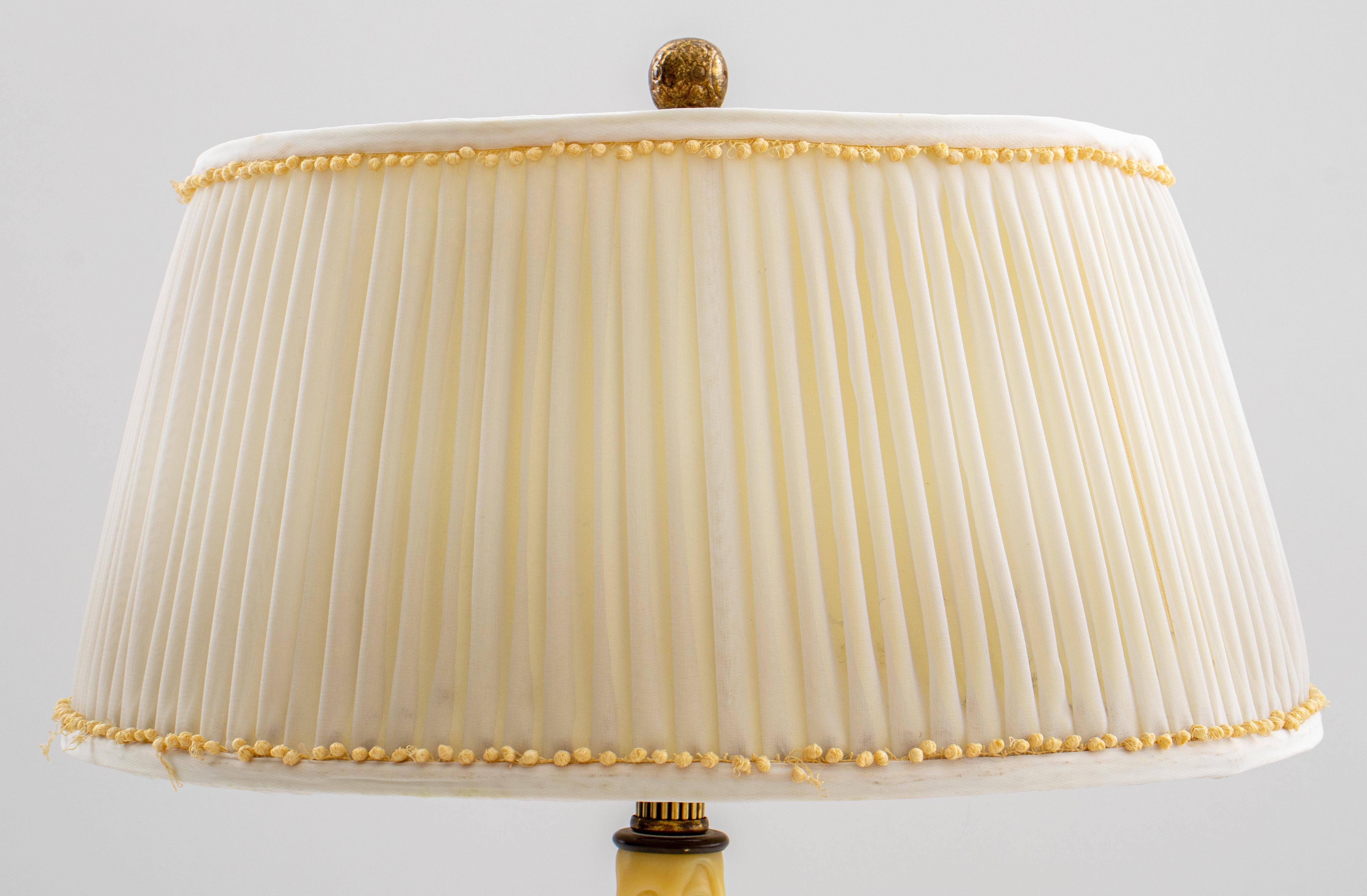 Lampe bougeoir en bronze doré de style Louis XV en vente 7