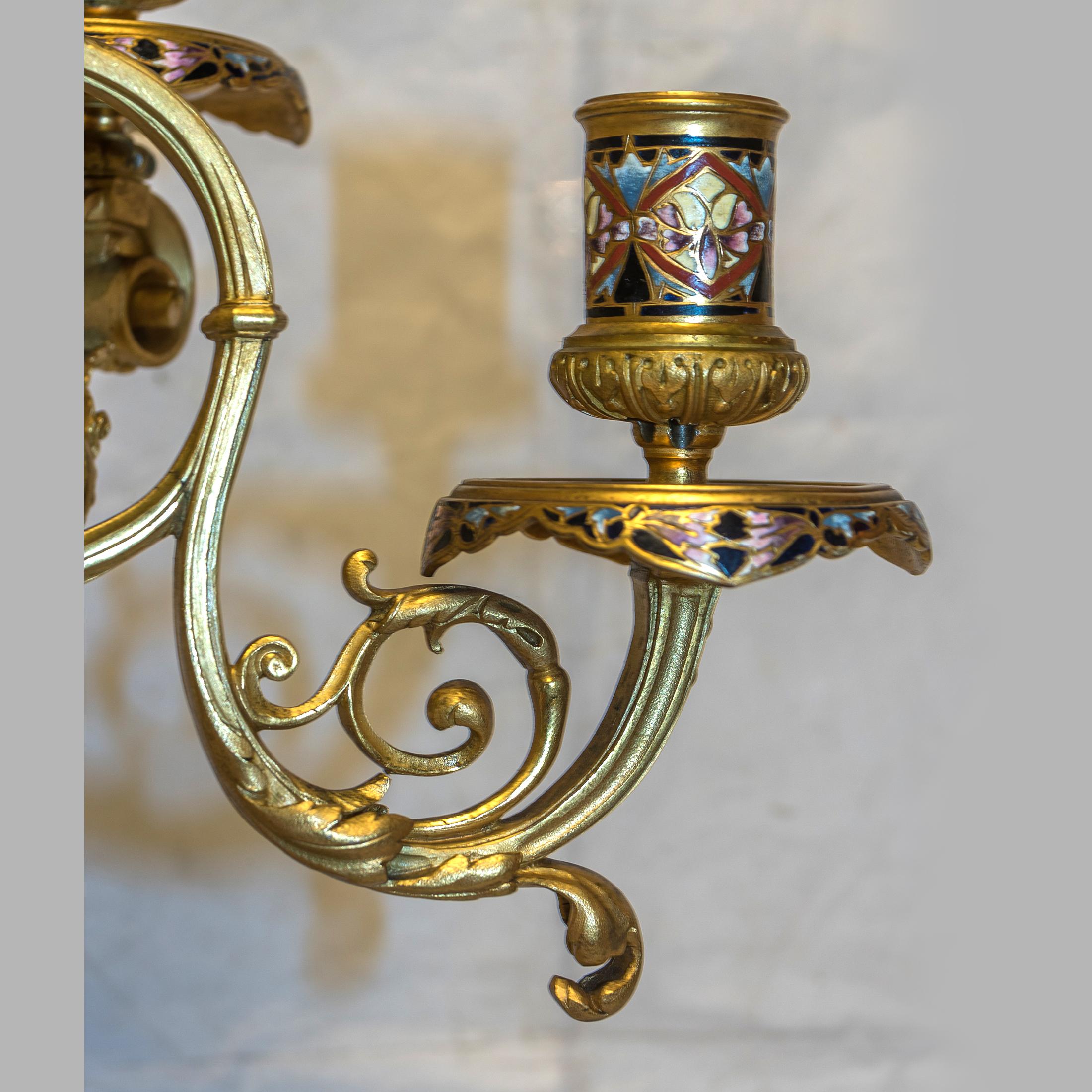 Sechs-Licht-Kandelaber im Stil Louis XV. aus Goldbronze und Champlev-Emaille (Emailliert) im Angebot
