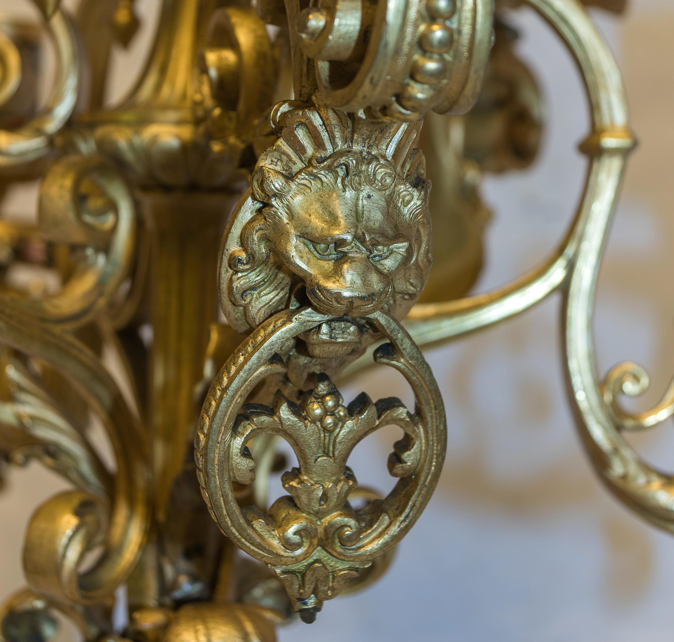 Sechs-Licht-Kandelaber im Stil Louis XV. aus Goldbronze und Champlev-Emaille im Zustand „Gut“ im Angebot in New York, NY