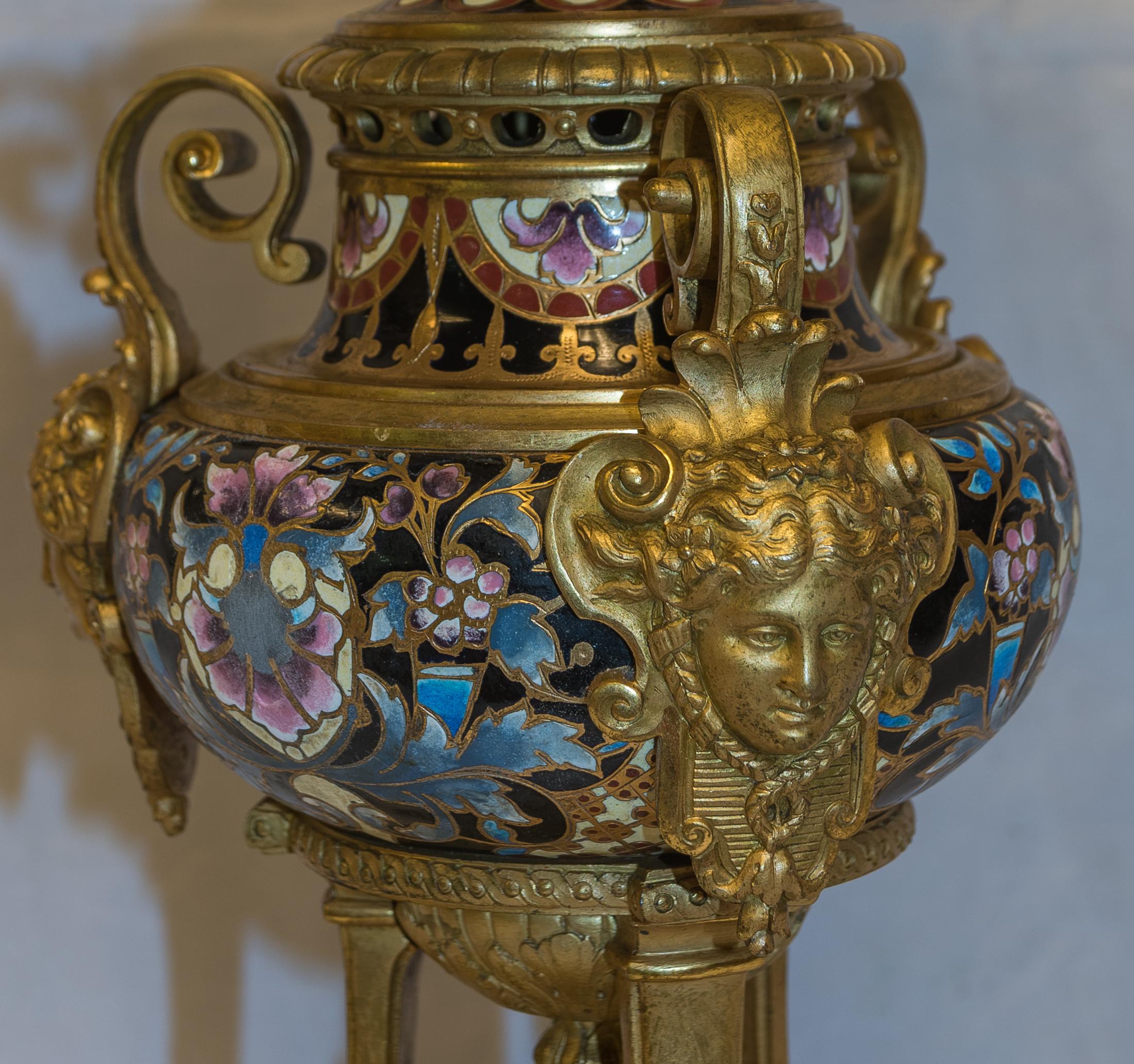 Sechs-Licht-Kandelaber im Stil Louis XV. aus Goldbronze und Champlev-Emaille (19. Jahrhundert) im Angebot