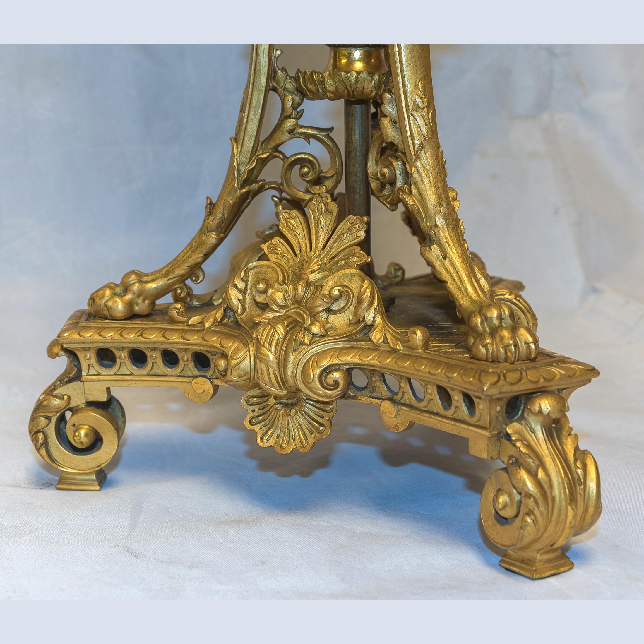 Sechs-Licht-Kandelaber im Stil Louis XV. aus Goldbronze und Champlev-Emaille (Bronze) im Angebot