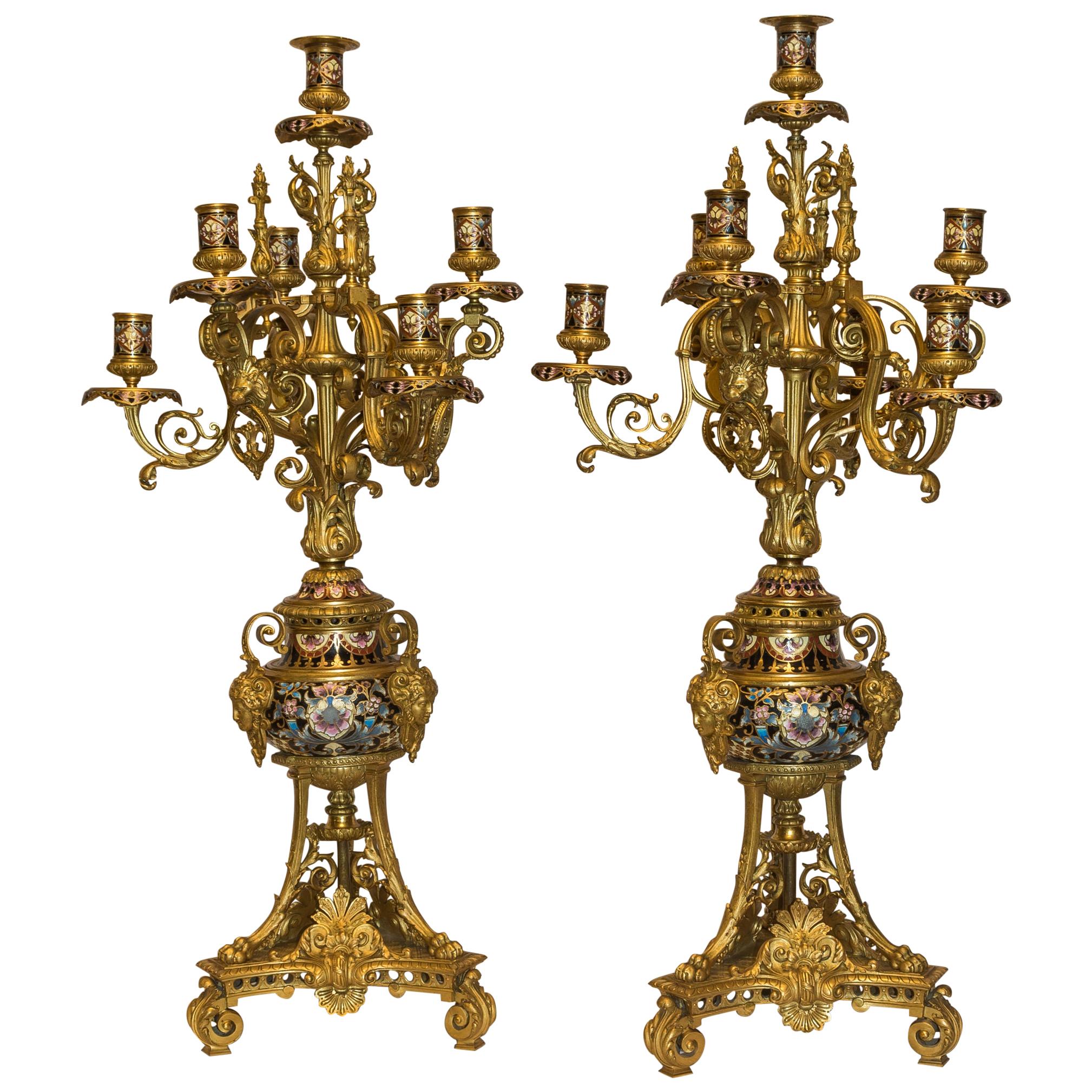 Sechs-Licht-Kandelaber im Stil Louis XV. aus Goldbronze und Champlev-Emaille