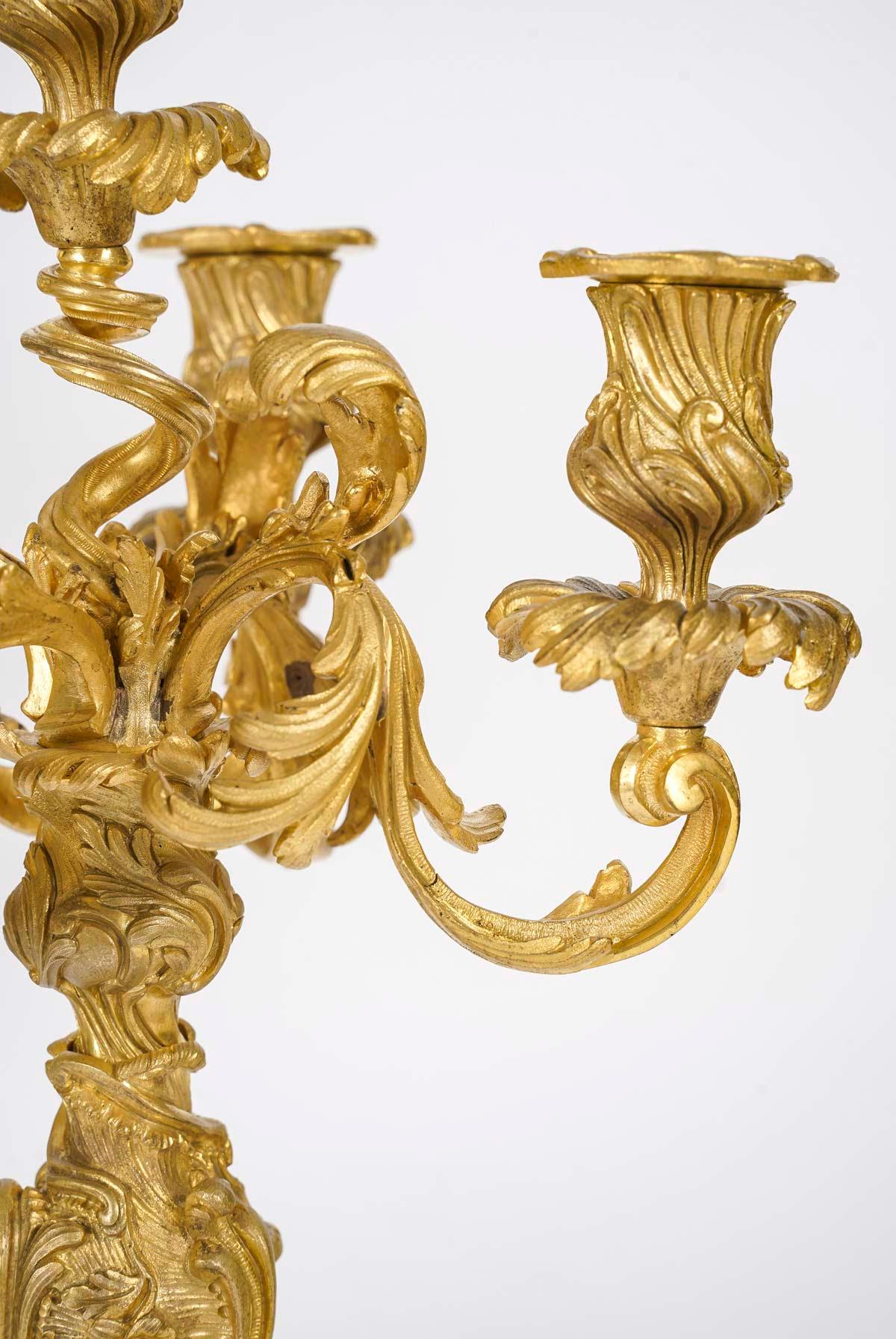 Ormolu-Kaminsims-Set im Louis-XV-Stil mit Kandelabern, 19. Jahrhundert. 3