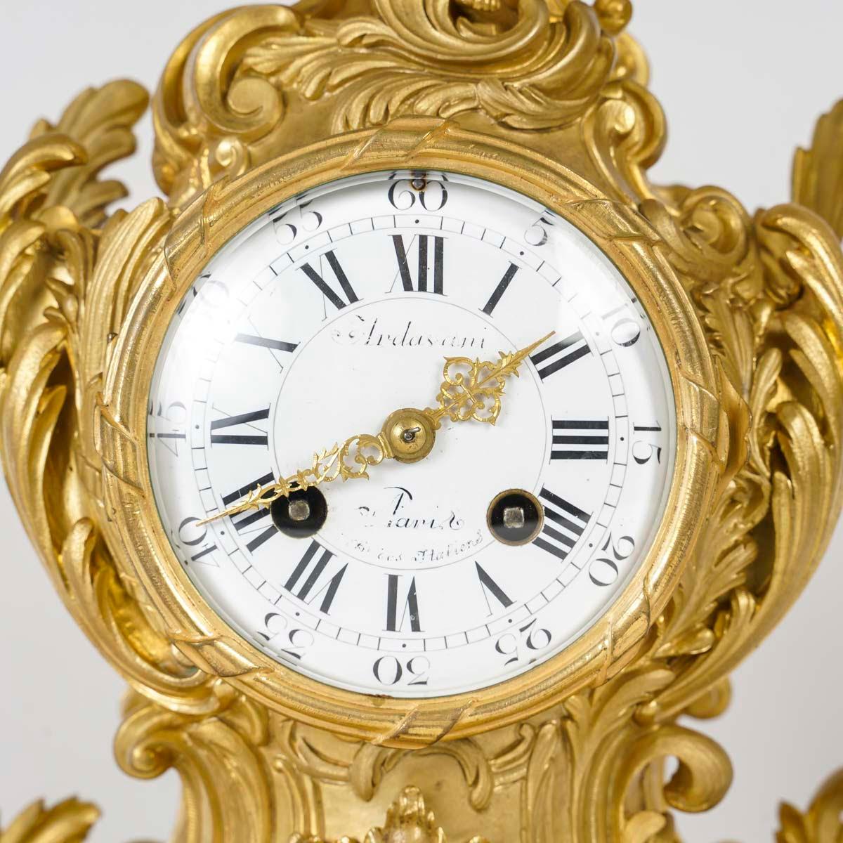 Ormolu-Mantelset im Stil Louis XV mit Kandelabern, 19. Jahrhundert.


Louis XV-Stil Kaminsims mit Kandelaber und vergoldete Bronze Uhr, Emaille-Zifferblatt, Bewegung zu überarbeiten.
Uhr: H: 38cm. B: 26cm, T: 14cm
Kandelaber: H: 45, T: 26cm