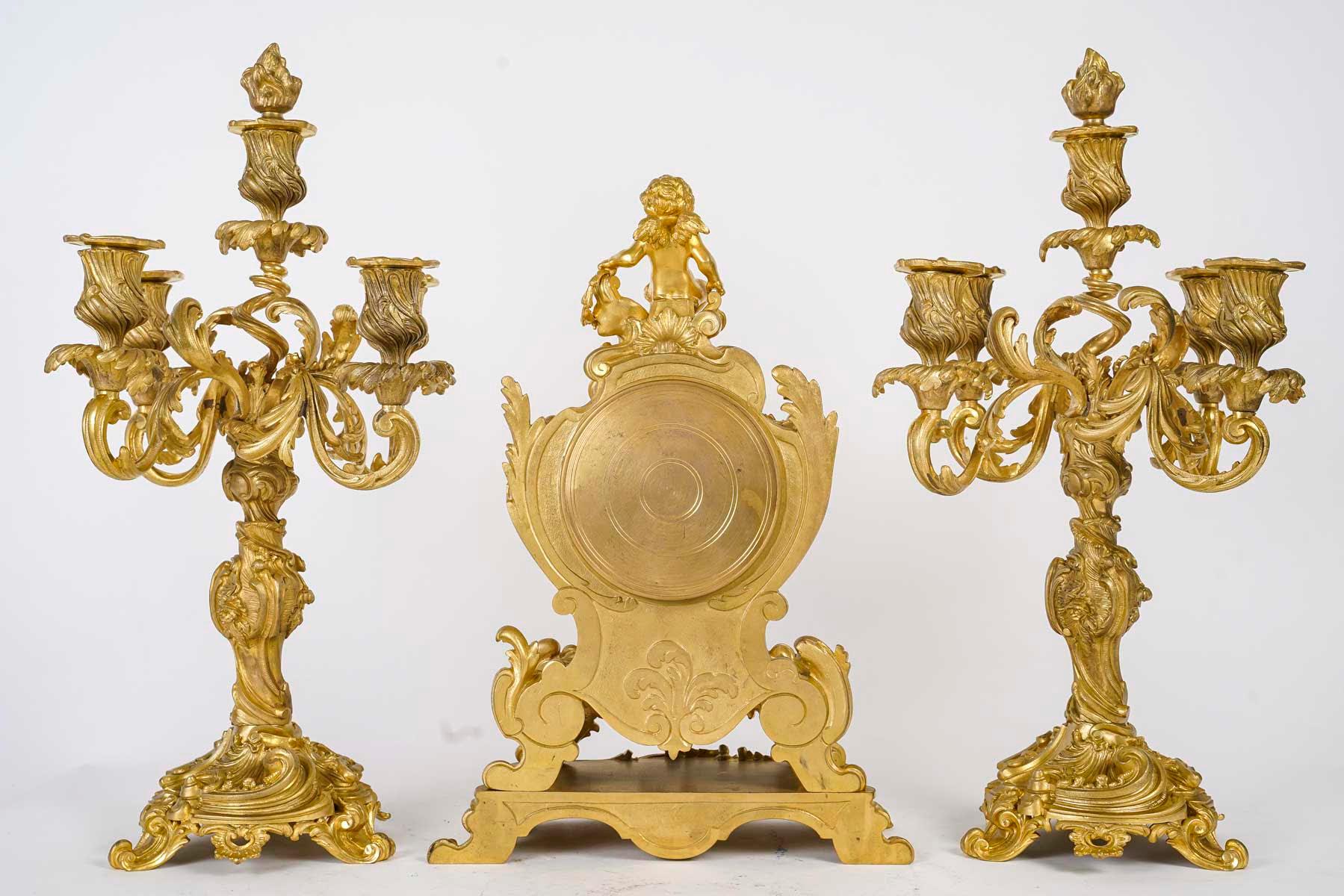 Ormolu-Kaminsims-Set im Louis-XV-Stil mit Kandelabern, 19. Jahrhundert. (Louis XV.)