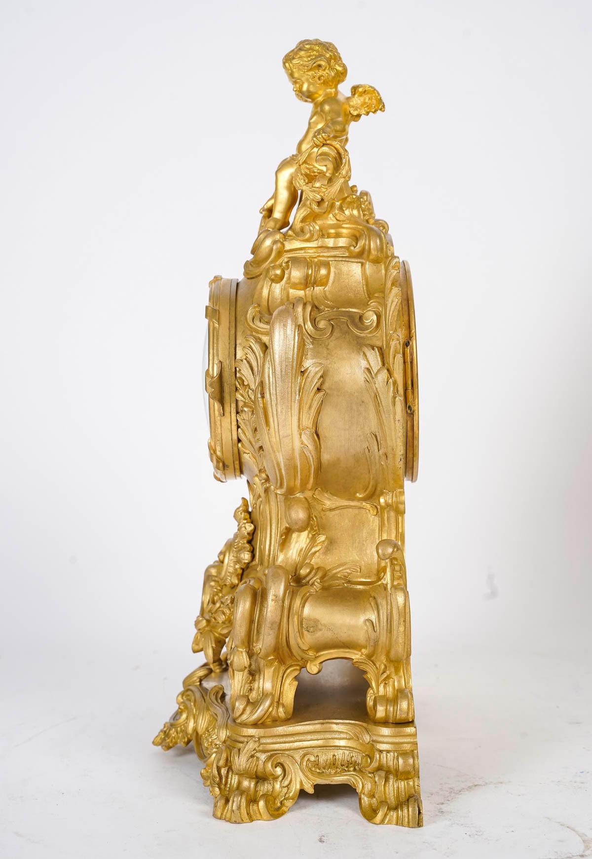 Ormolu-Kaminsims-Set im Louis-XV-Stil mit Kandelabern, 19. Jahrhundert. (Französisch)