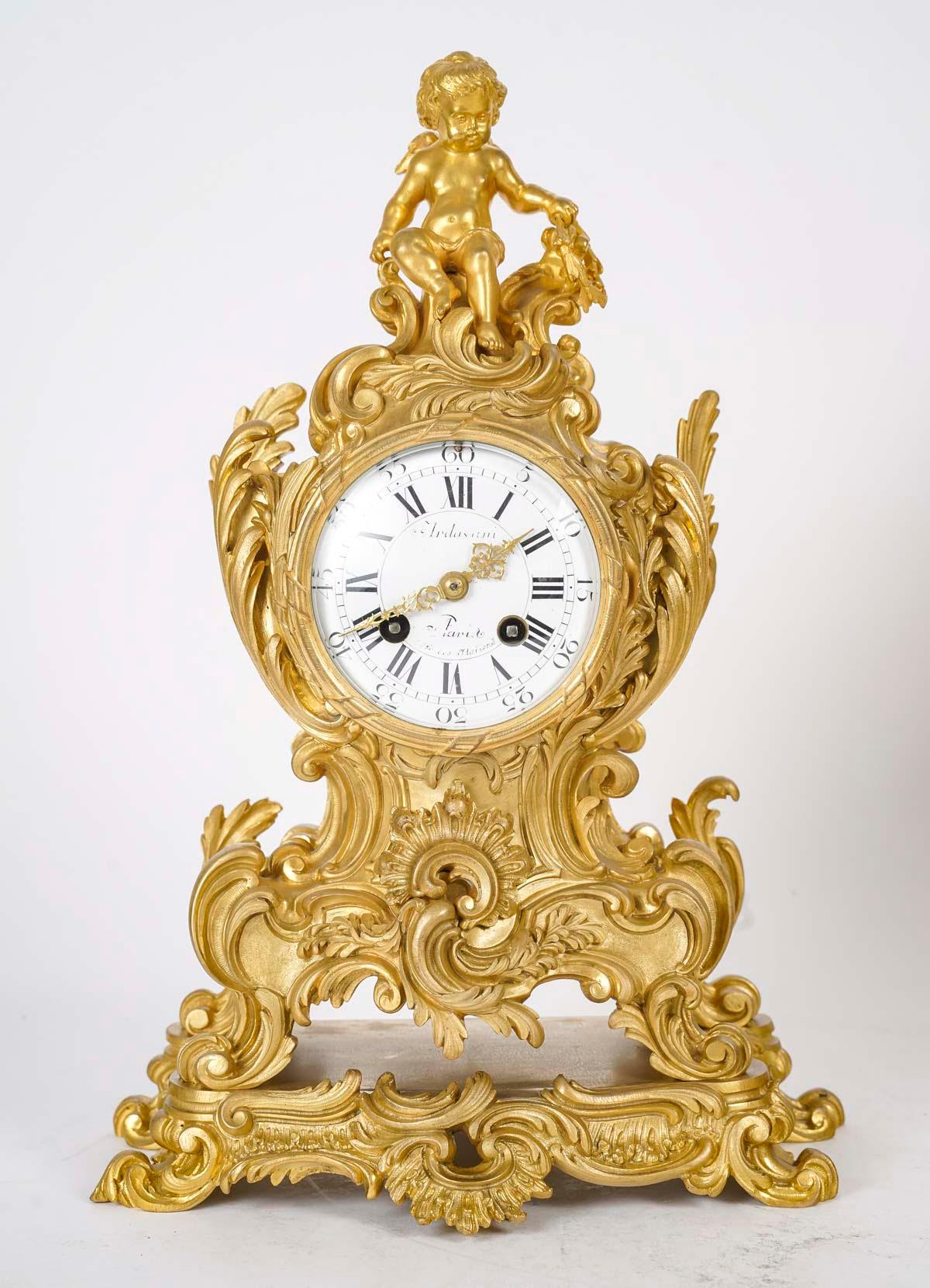 Ormolu-Kaminsims-Set im Louis-XV-Stil mit Kandelabern, 19. Jahrhundert. (Vergoldet)