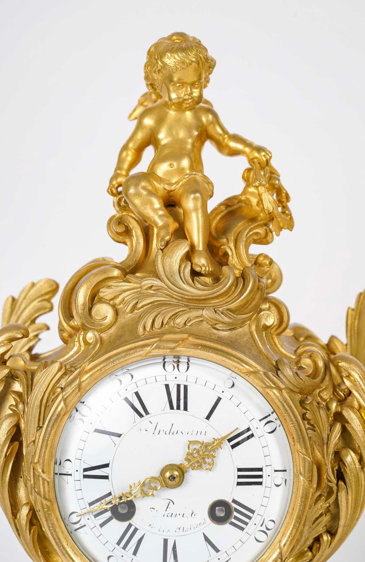 Ormolu-Kaminsims-Set im Louis-XV-Stil mit Kandelabern, 19. Jahrhundert. im Zustand „Gut“ in Saint-Ouen, FR