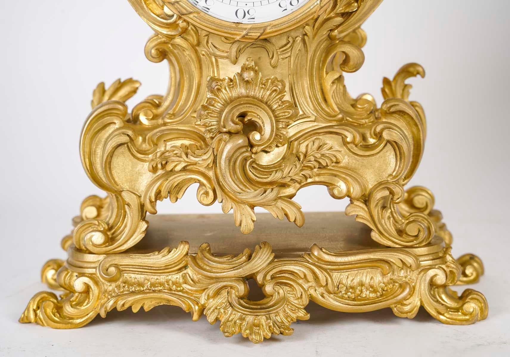 Ormolu-Kaminsims-Set im Louis-XV-Stil mit Kandelabern, 19. Jahrhundert. (Bronze)