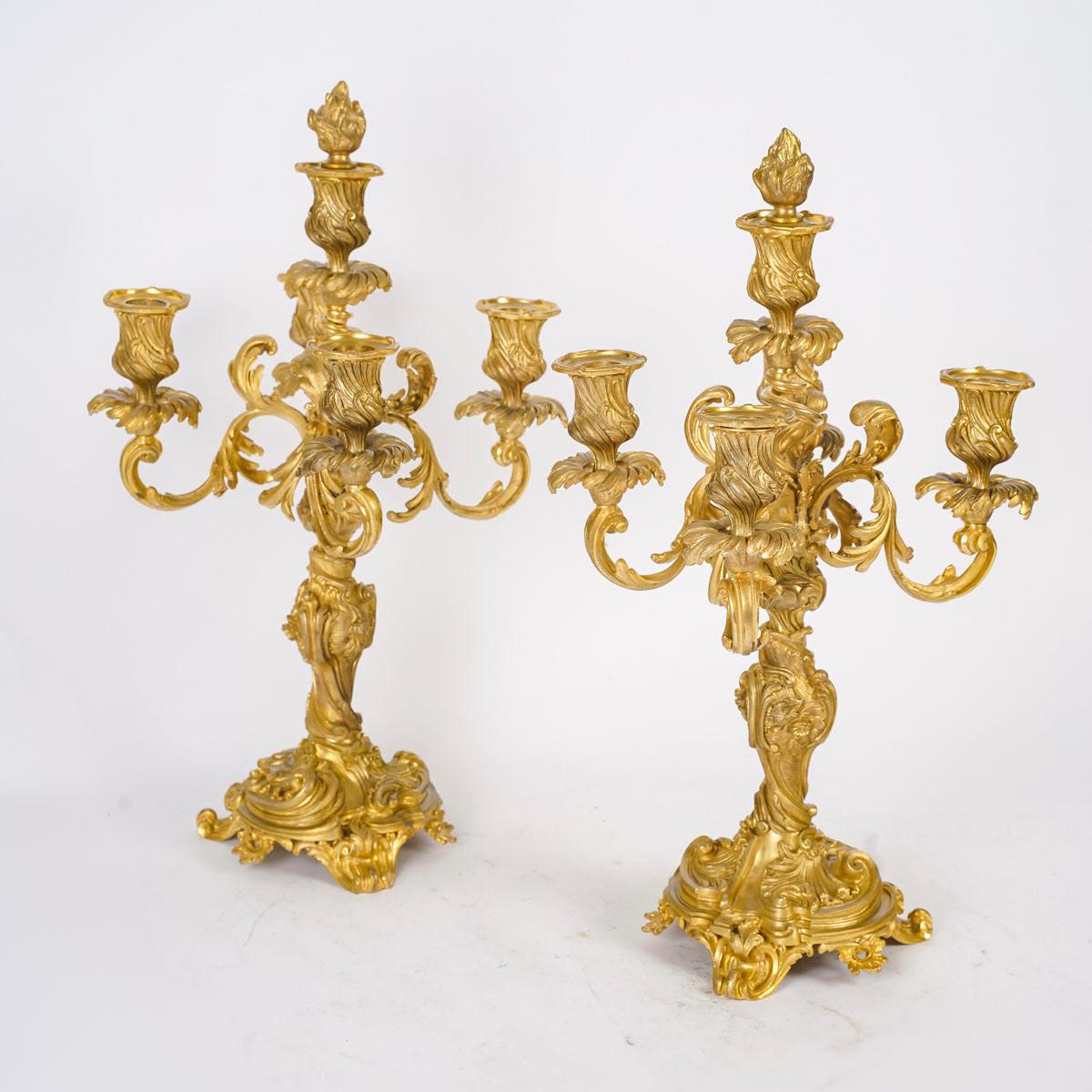 Ormolu-Kaminsims-Set im Louis-XV-Stil mit Kandelabern, 19. Jahrhundert. 2