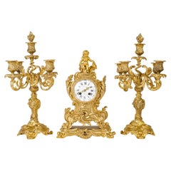 Ormolu-Kaminsims-Set im Louis-XV-Stil mit Kandelabern, 19. Jahrhundert.