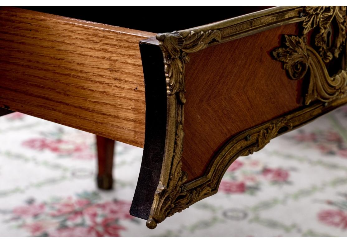 Bureau de style Louis XV monté en bronze doré en vente 5