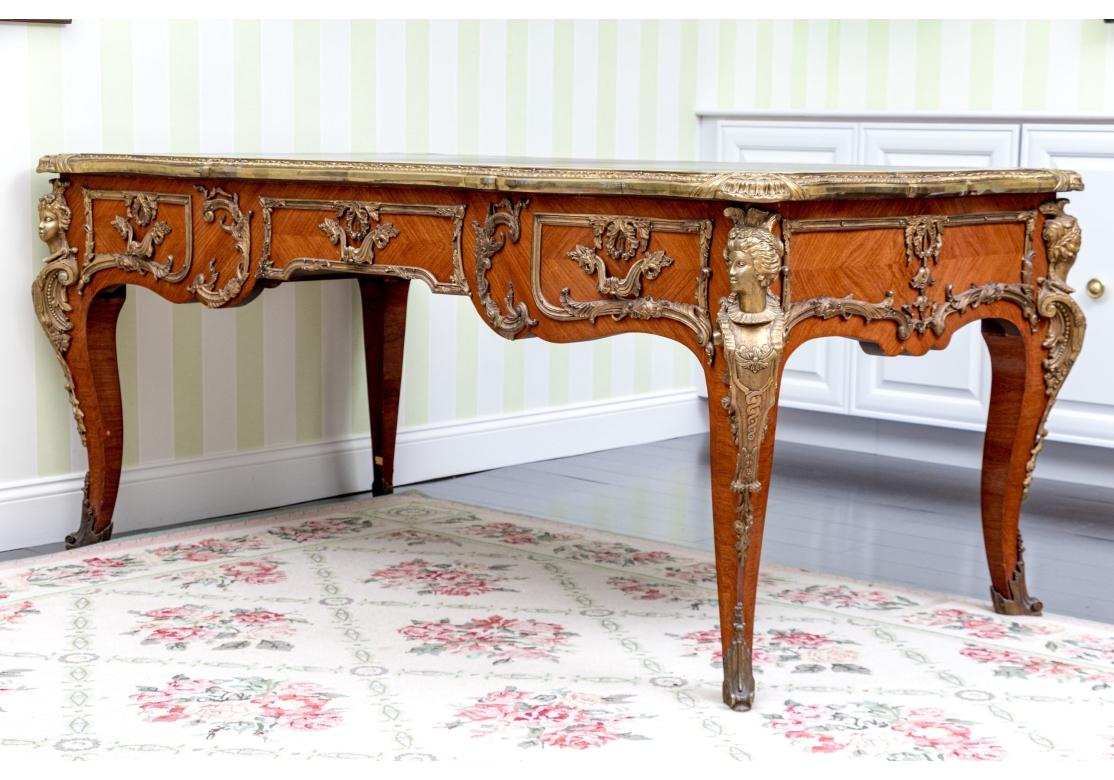 Bureau de style Louis XV monté en bronze doré en vente 6