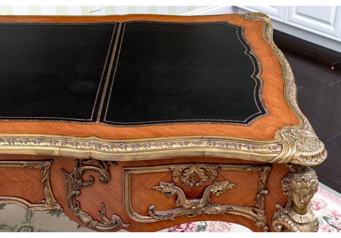 Bureau de style Louis XV monté en bronze doré en vente 8