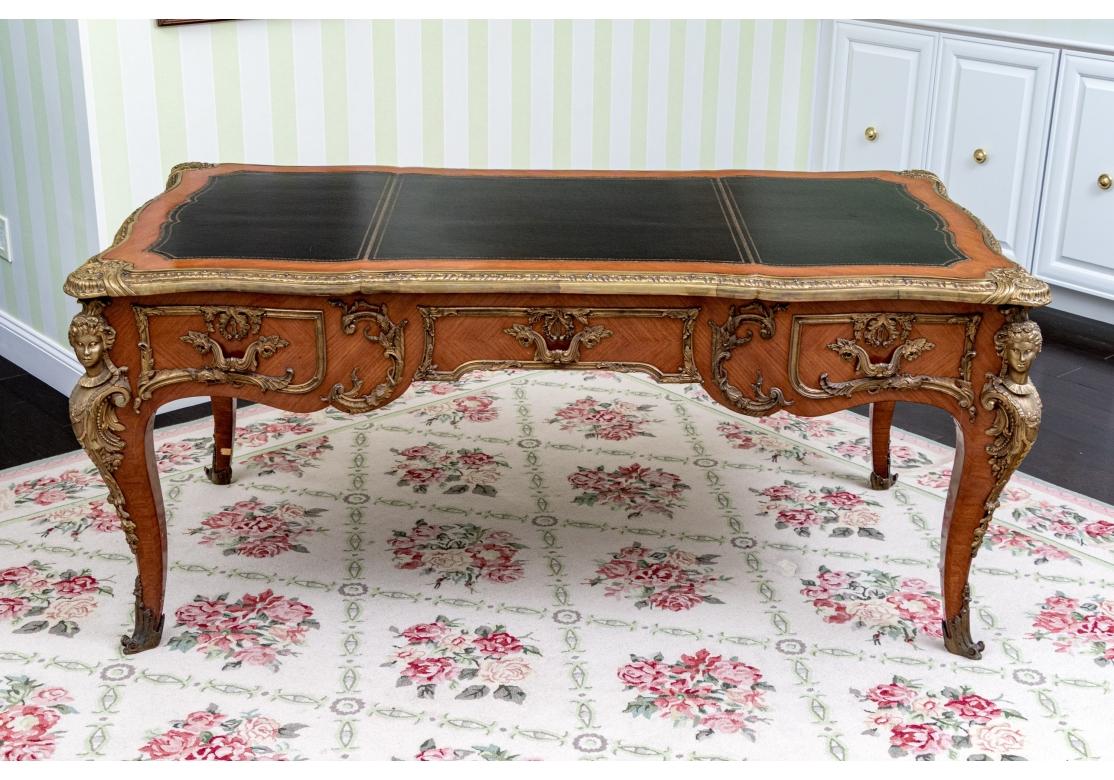 Bureau de style Louis XV monté en bronze doré en vente 9