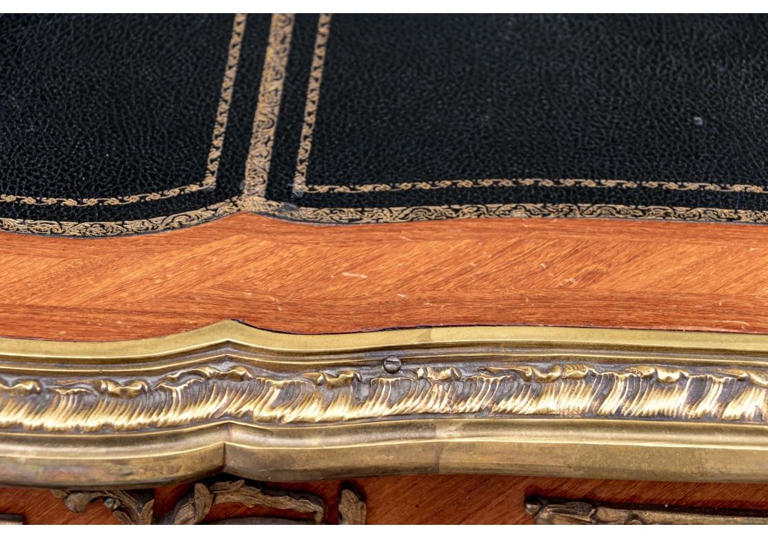 Bureau de style Louis XV monté en bronze doré en vente 10