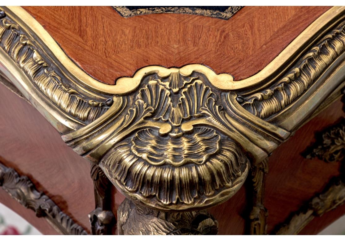 Bureau de style Louis XV monté en bronze doré en vente 11