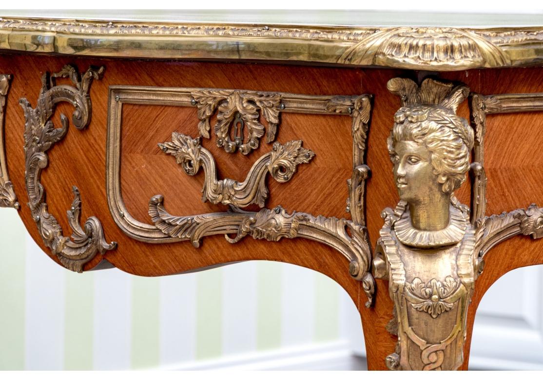 Bureau de style Louis XV monté en bronze doré en vente 12