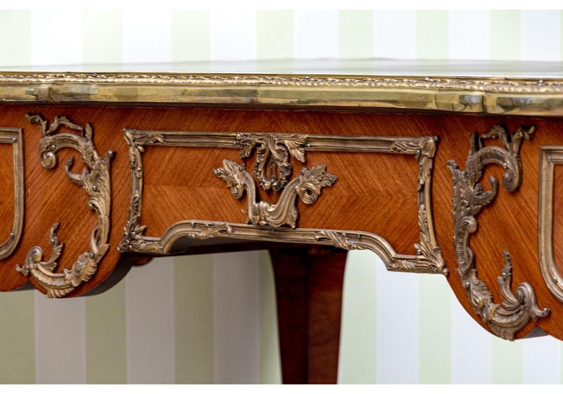 Bureau de style Louis XV monté en bronze doré Abîmé - En vente à Bridgeport, CT