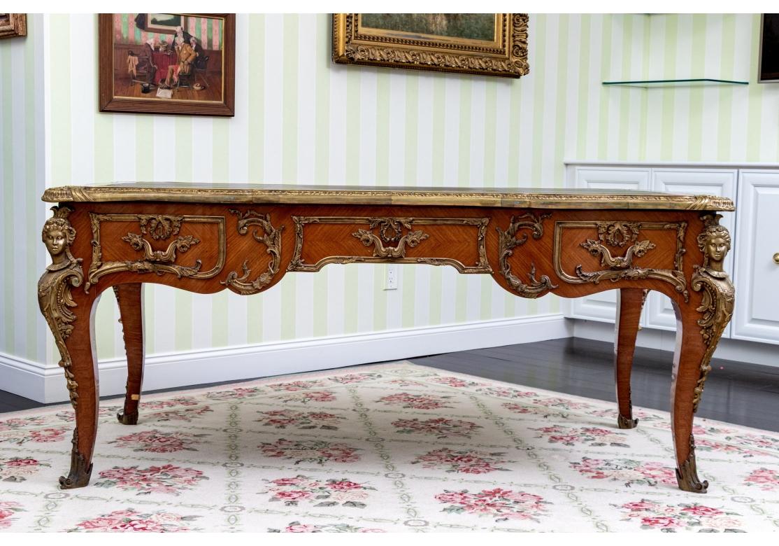 Bureau de style Louis XV monté en bronze doré en vente 1