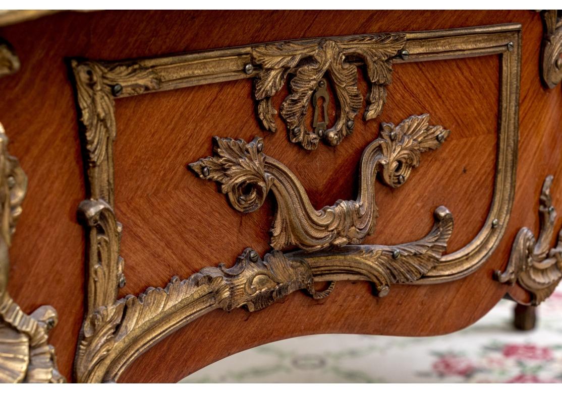 Bureau de style Louis XV monté en bronze doré en vente 2