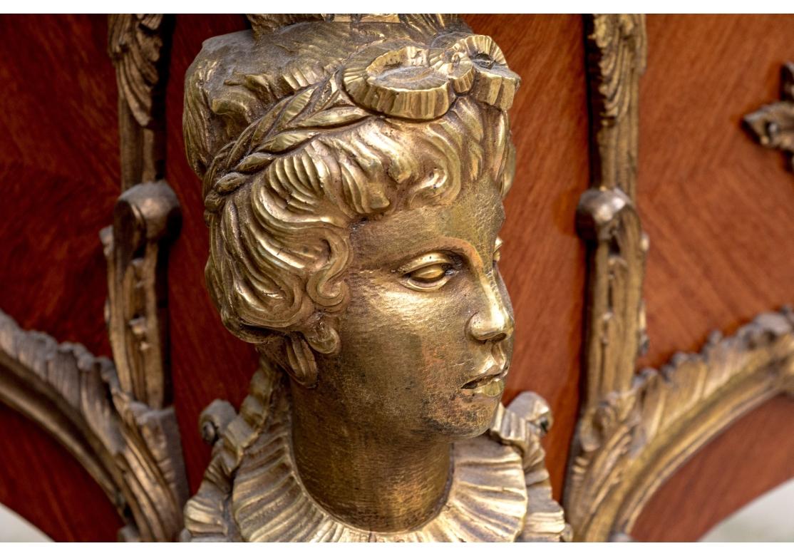 Bureau de style Louis XV monté en bronze doré en vente 4