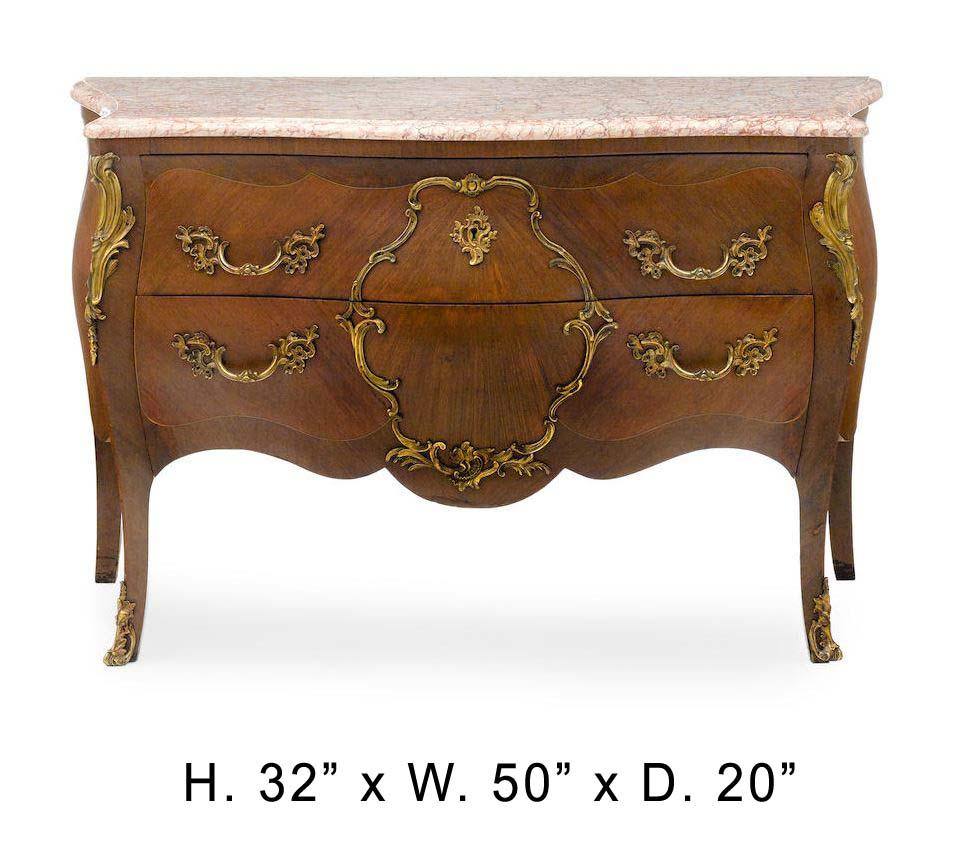 Belle et élégante commode française de style Louis XV montée en bronze doré avec dessus en marbre.
Le plateau en marbre rouge et crème moulé en forme de bombe serpentine au-dessus de deux longs tiroirs marquetés en placage de noyer et de bois de