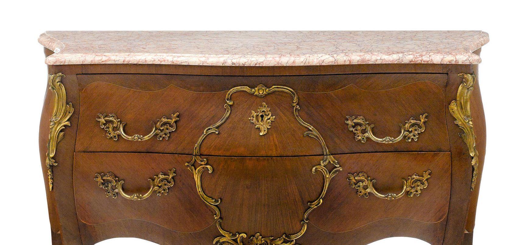 Français Commode de style Louis XV montée en bronze doré avec plateau en marbre en vente