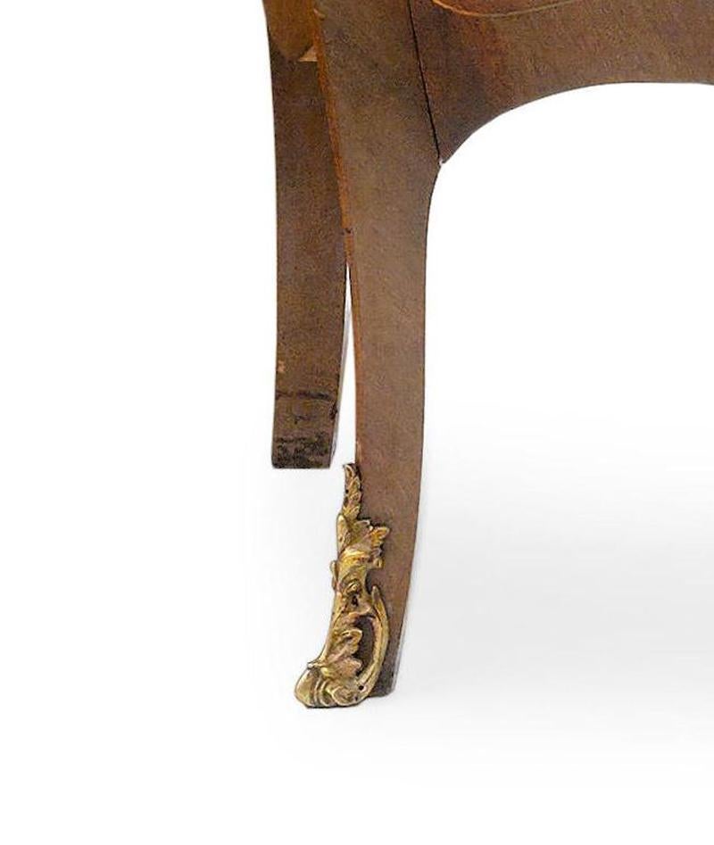 20ième siècle Commode de style Louis XV montée en bronze doré avec plateau en marbre en vente