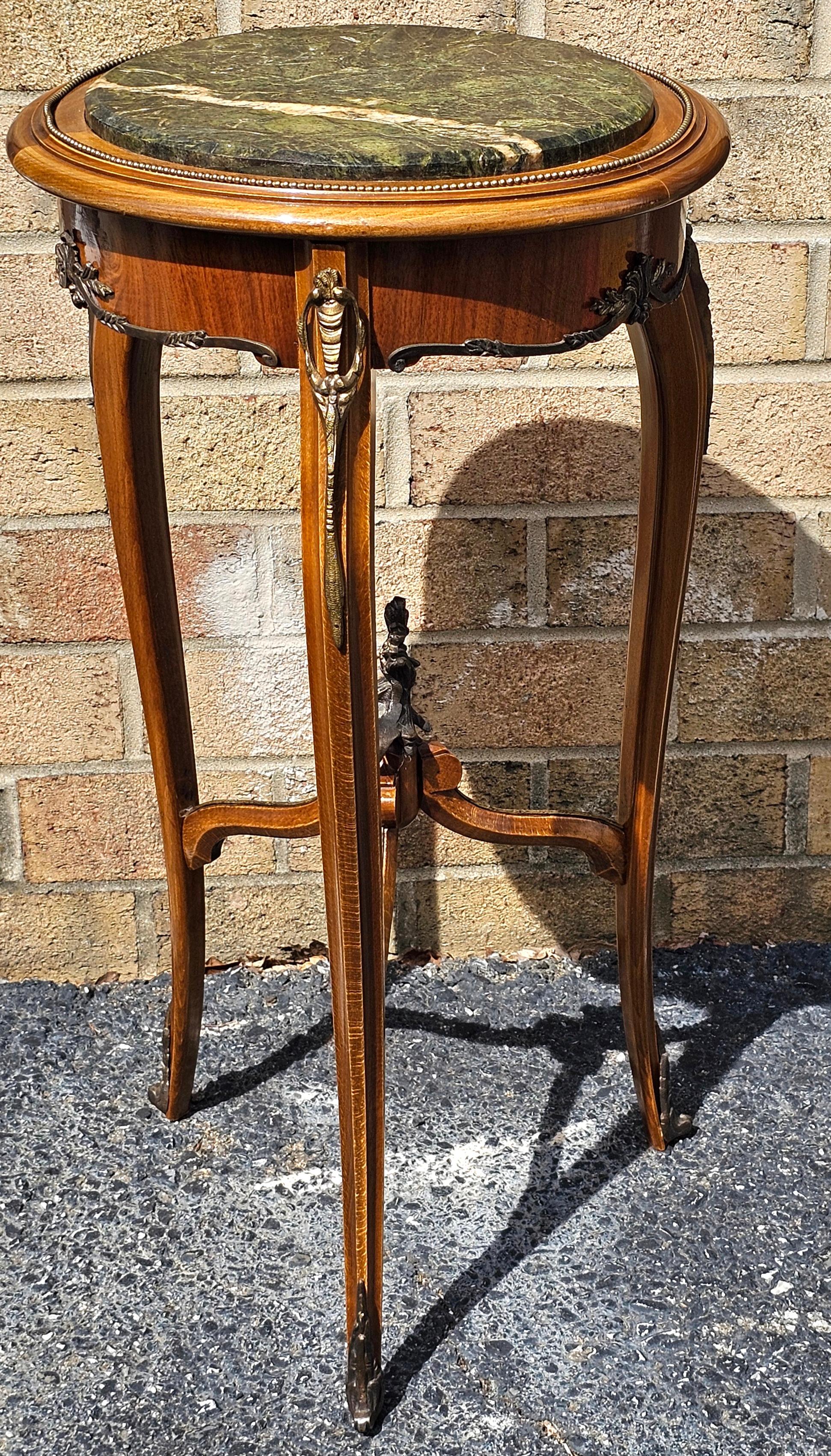 Americano Tavolino rotondo in stile Luigi XV in legno di frutto e marmo con montatura ad ormolo in vendita