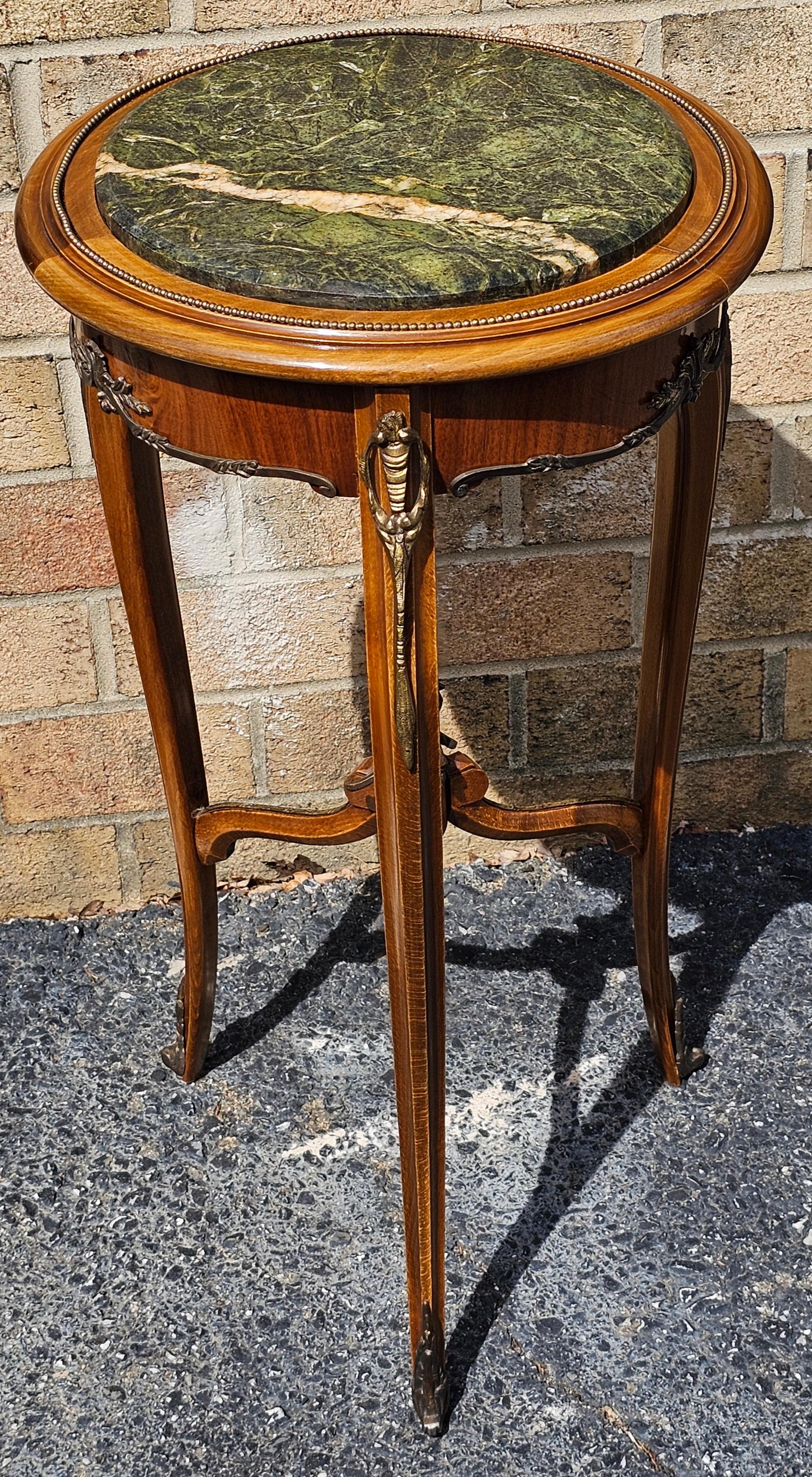 Altro Tavolino rotondo in stile Luigi XV in legno di frutto e marmo con montatura ad ormolo in vendita