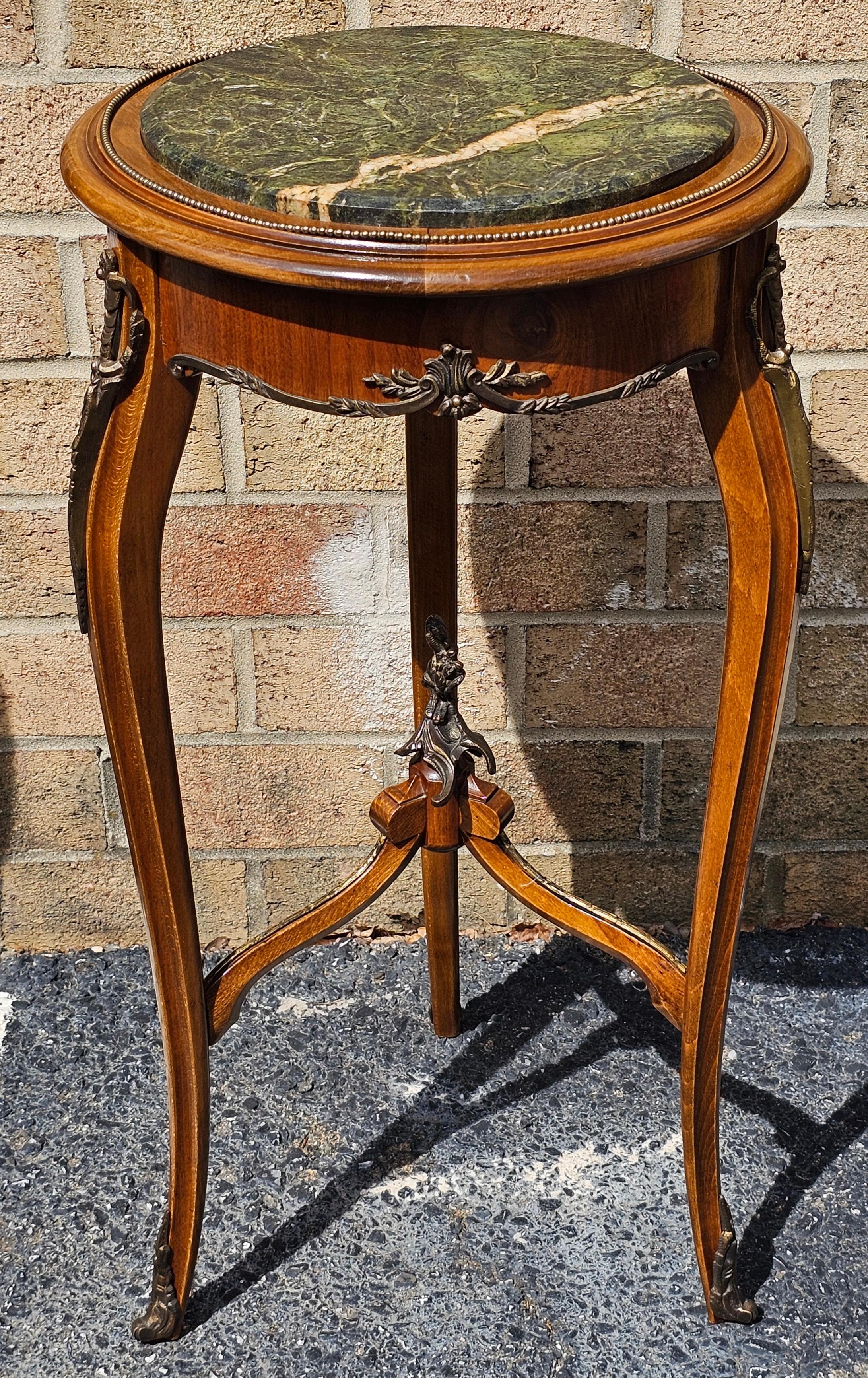 Tavolino rotondo in stile Luigi XV in legno di frutto e marmo con montatura ad ormolo In condizioni buone in vendita a Germantown, MD