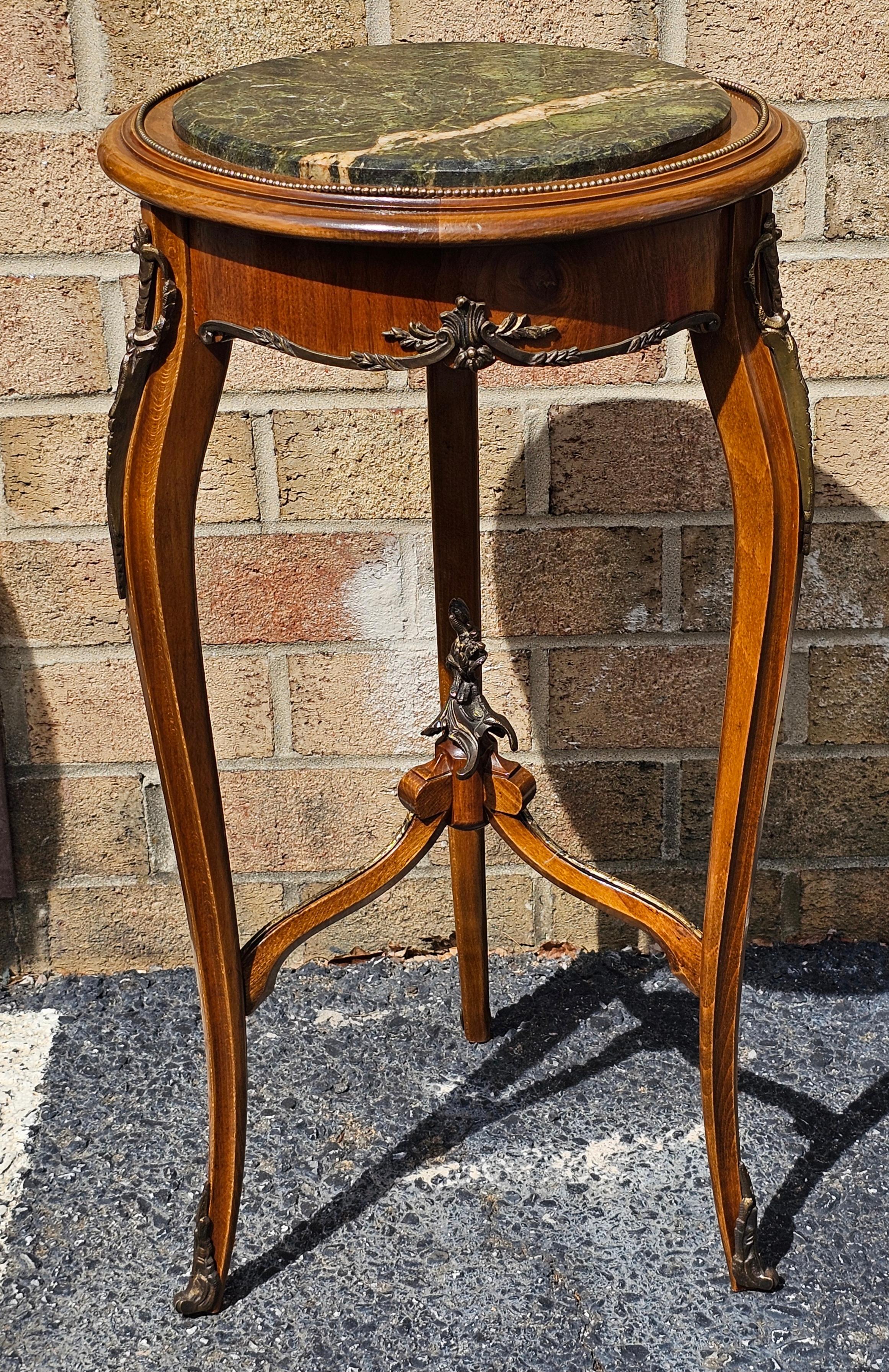 XX secolo Tavolino rotondo in stile Luigi XV in legno di frutto e marmo con montatura ad ormolo in vendita