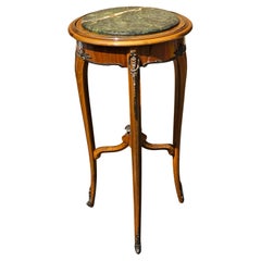 Mesa auxiliar redonda estilo Luis XV de madera de frutal y tapa de mármol montada en ormolu