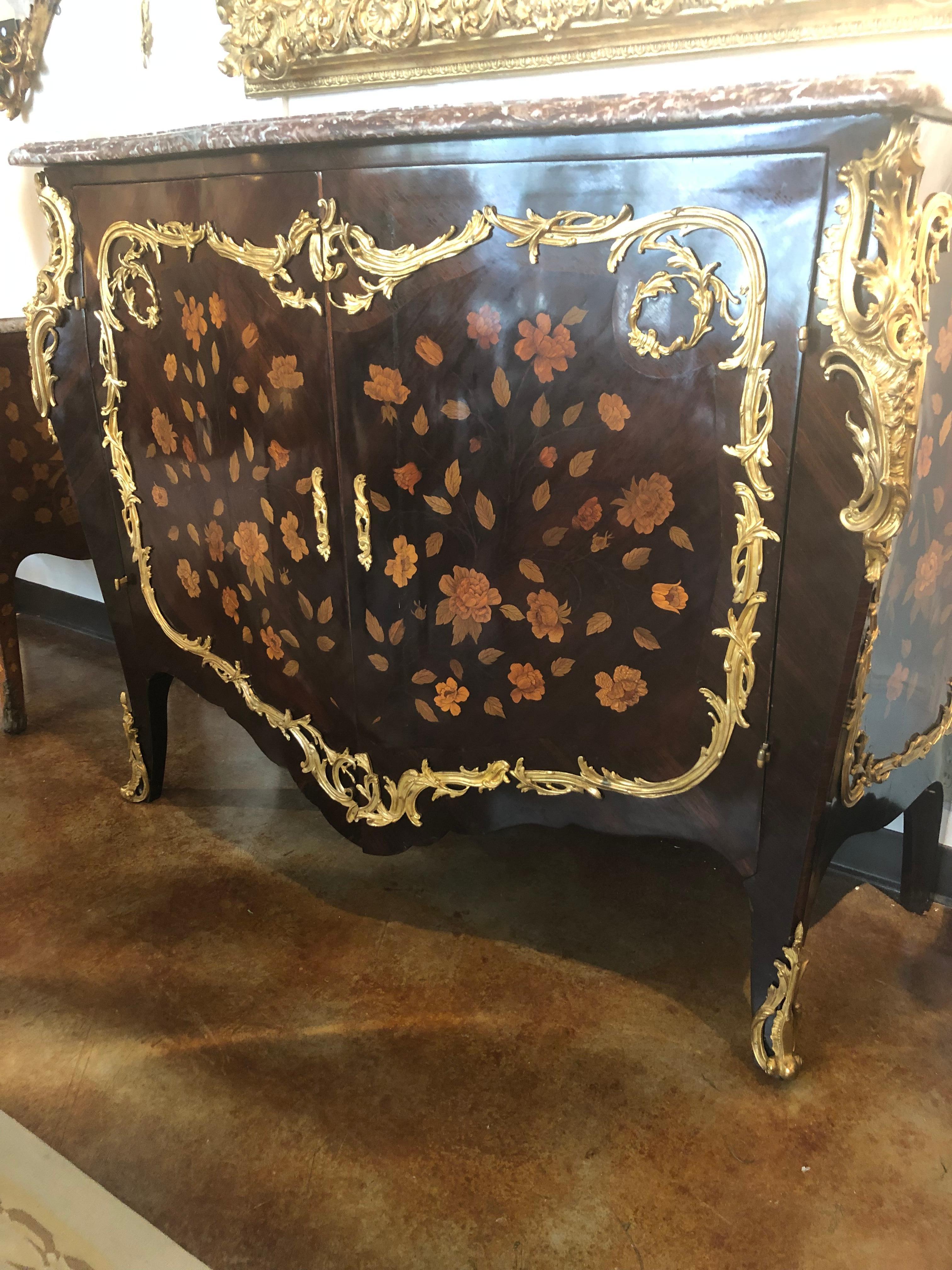 Francese Cabinet in stile Luigi XV con intarsio in legno di re e tulipano montato su ormolu in vendita