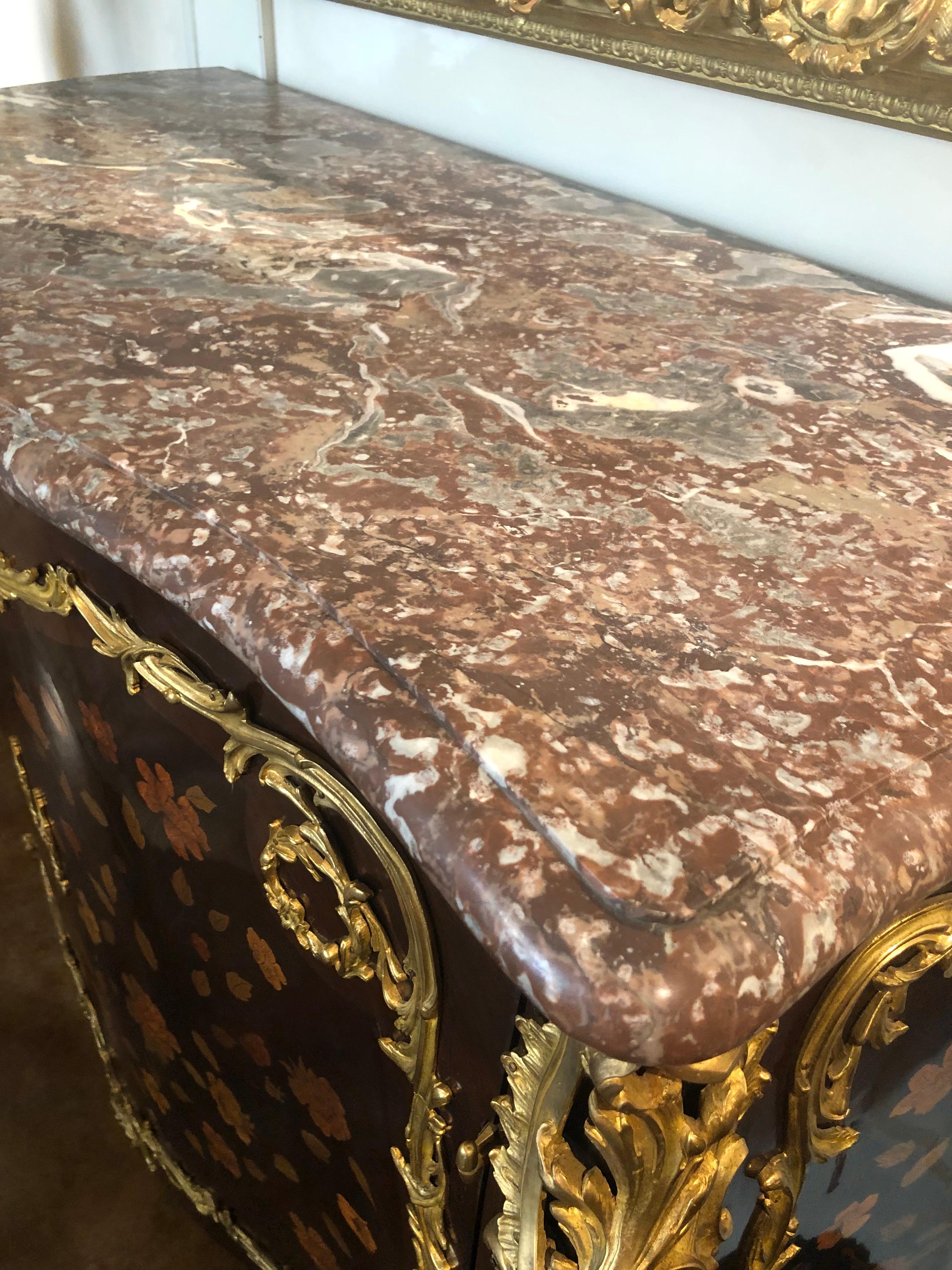 Cabinet in stile Luigi XV con intarsio in legno di re e tulipano montato su ormolu In condizioni ottime in vendita a Houston, TX