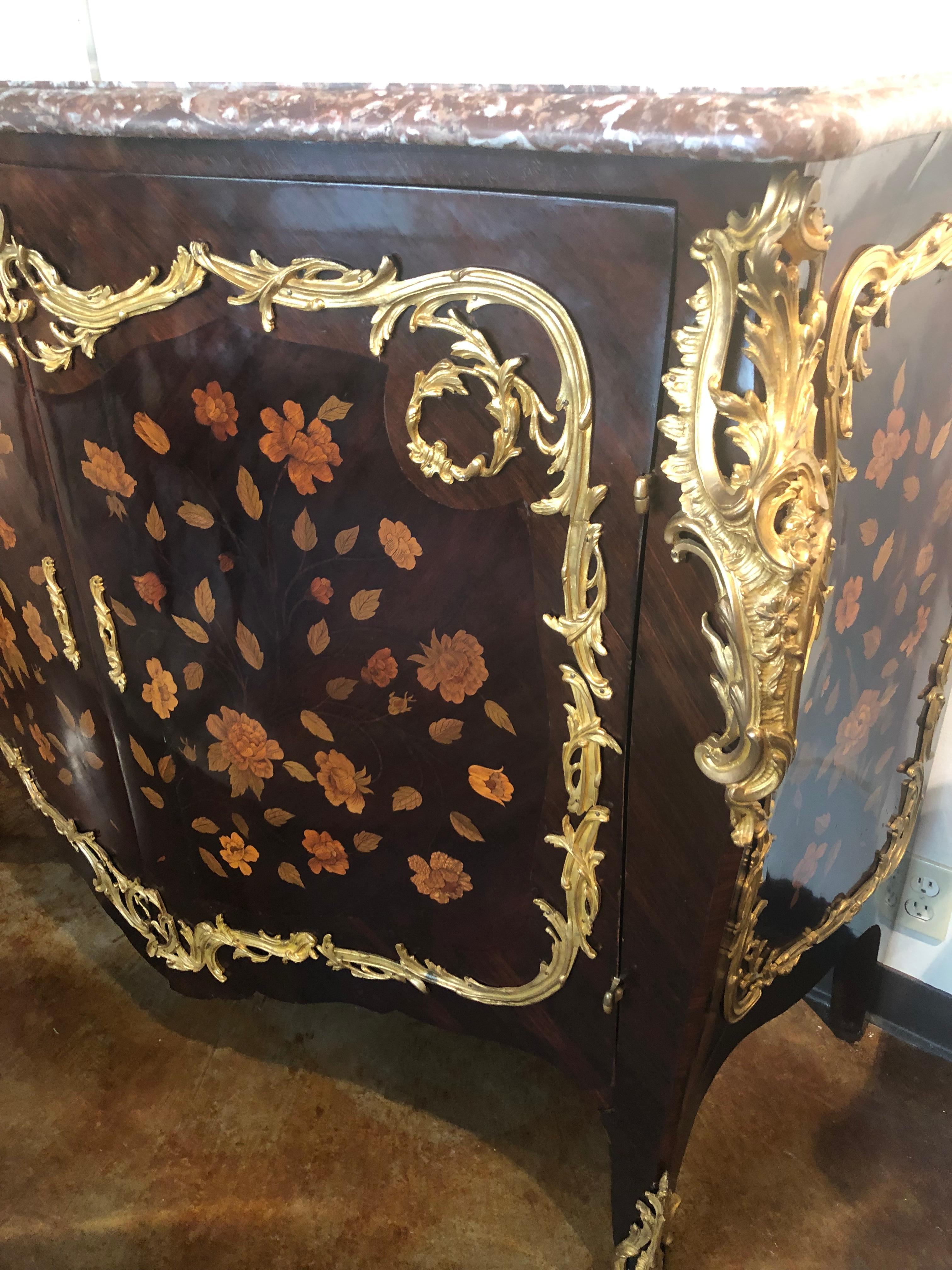 Palissandro Cabinet in stile Luigi XV con intarsio in legno di re e tulipano montato su ormolu in vendita