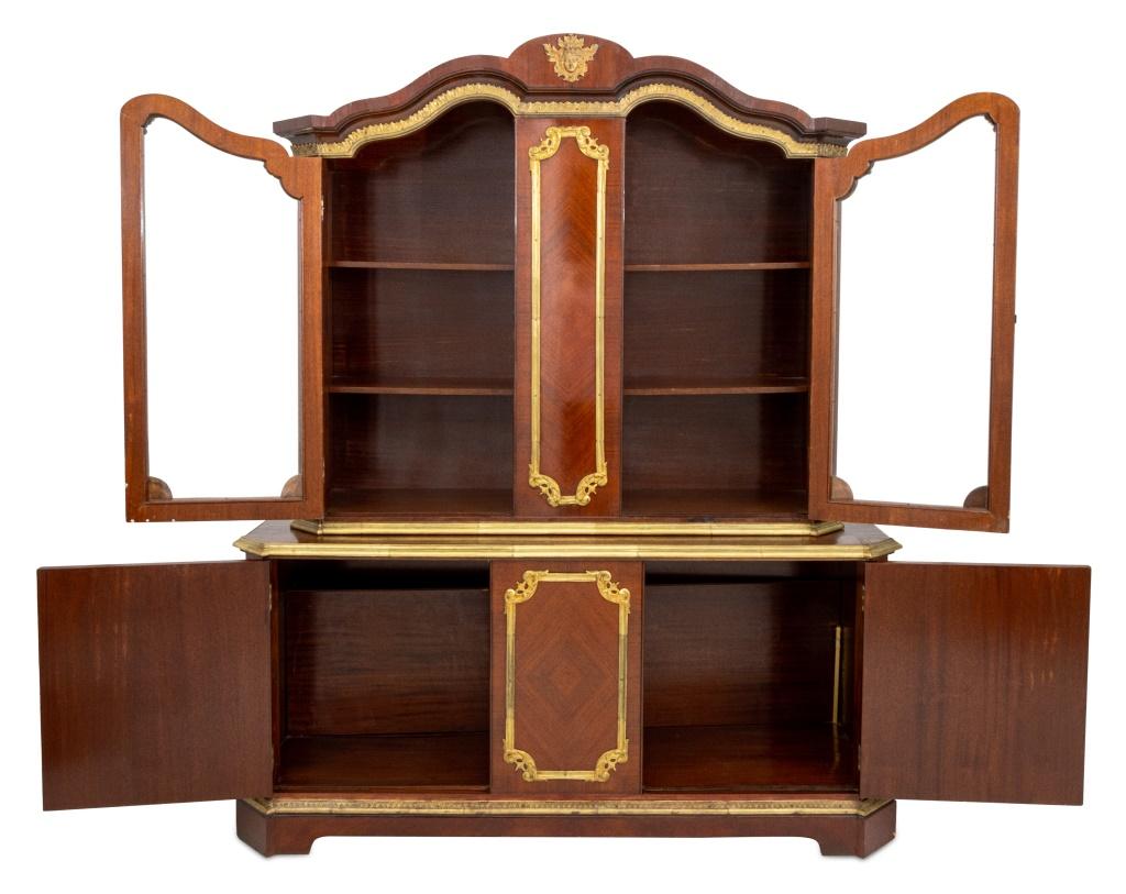 Libreria in legno di Re in stile Luigi XV con montatura in ormolu, fine del XIX secolo. La parte superiore presenta due ante vetrate che racchiudono ripiani, affiancate da angoli inclinati, su un armadio conforme dotato di due ante a pannelli, su