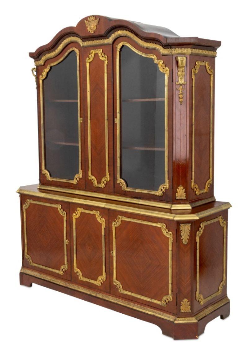 Europeo Libreria in legno di Re in stile Luigi XV con montatura in ormolu in vendita