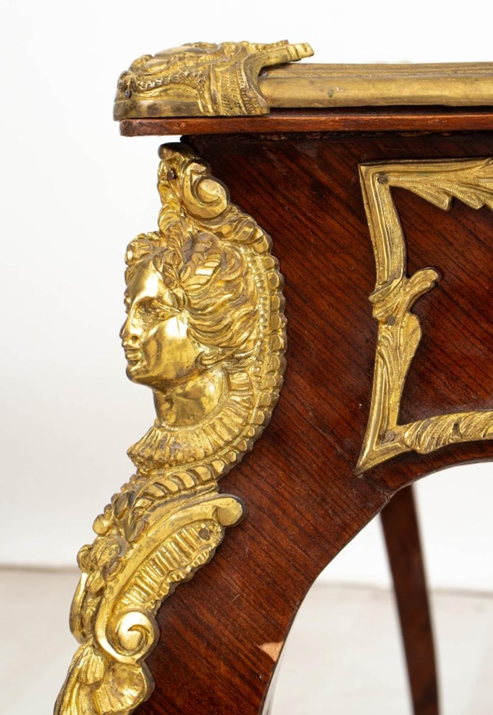 Escritorio de madera de rey montado en ormolu estilo Luis XV 4