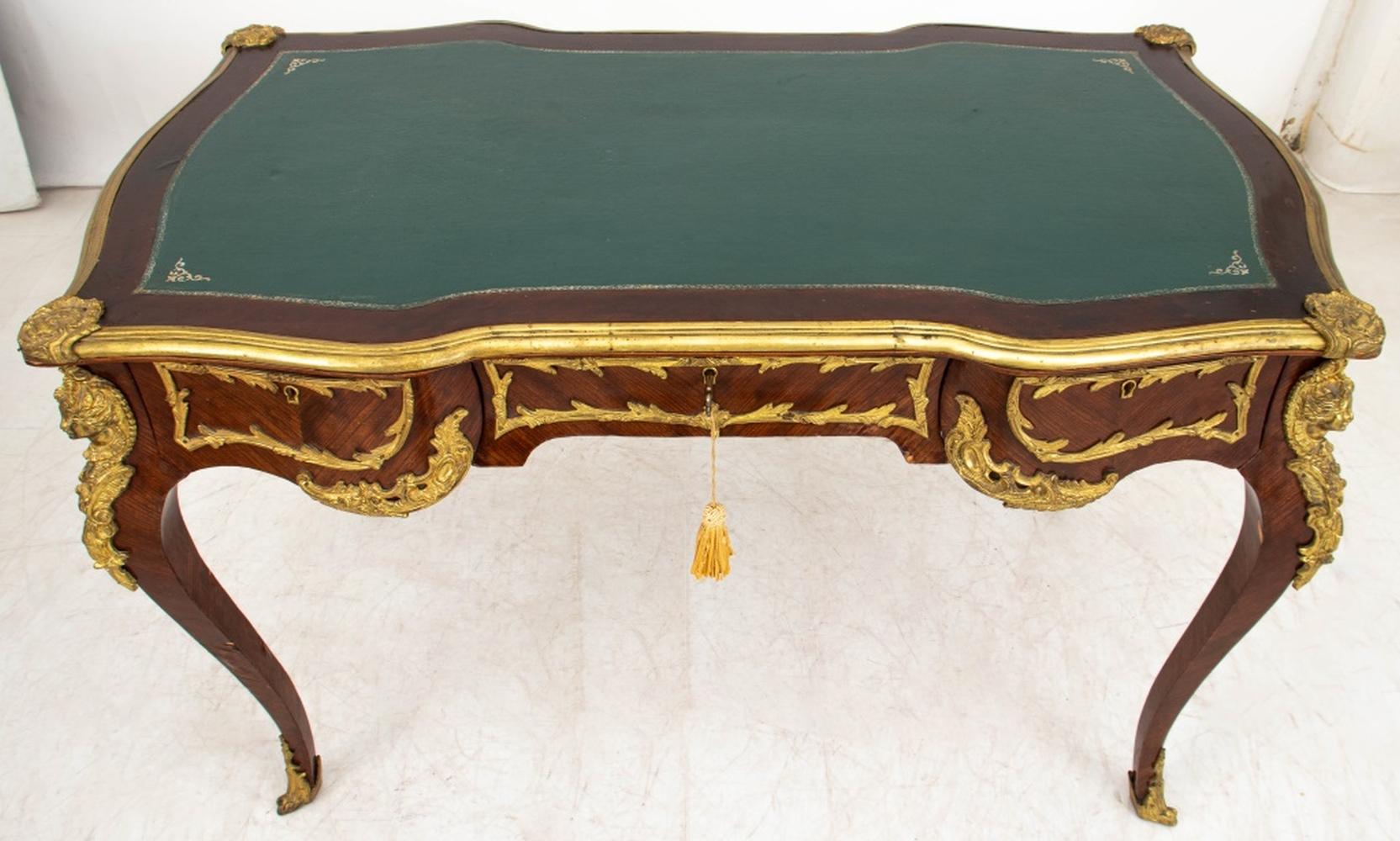 Escritorio de madera de rey montado en ormolu estilo Luis XV Francés