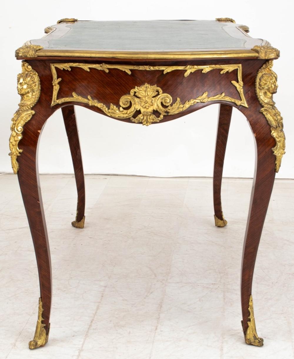 Escritorio de madera de rey montado en ormolu estilo Luis XV Dorado