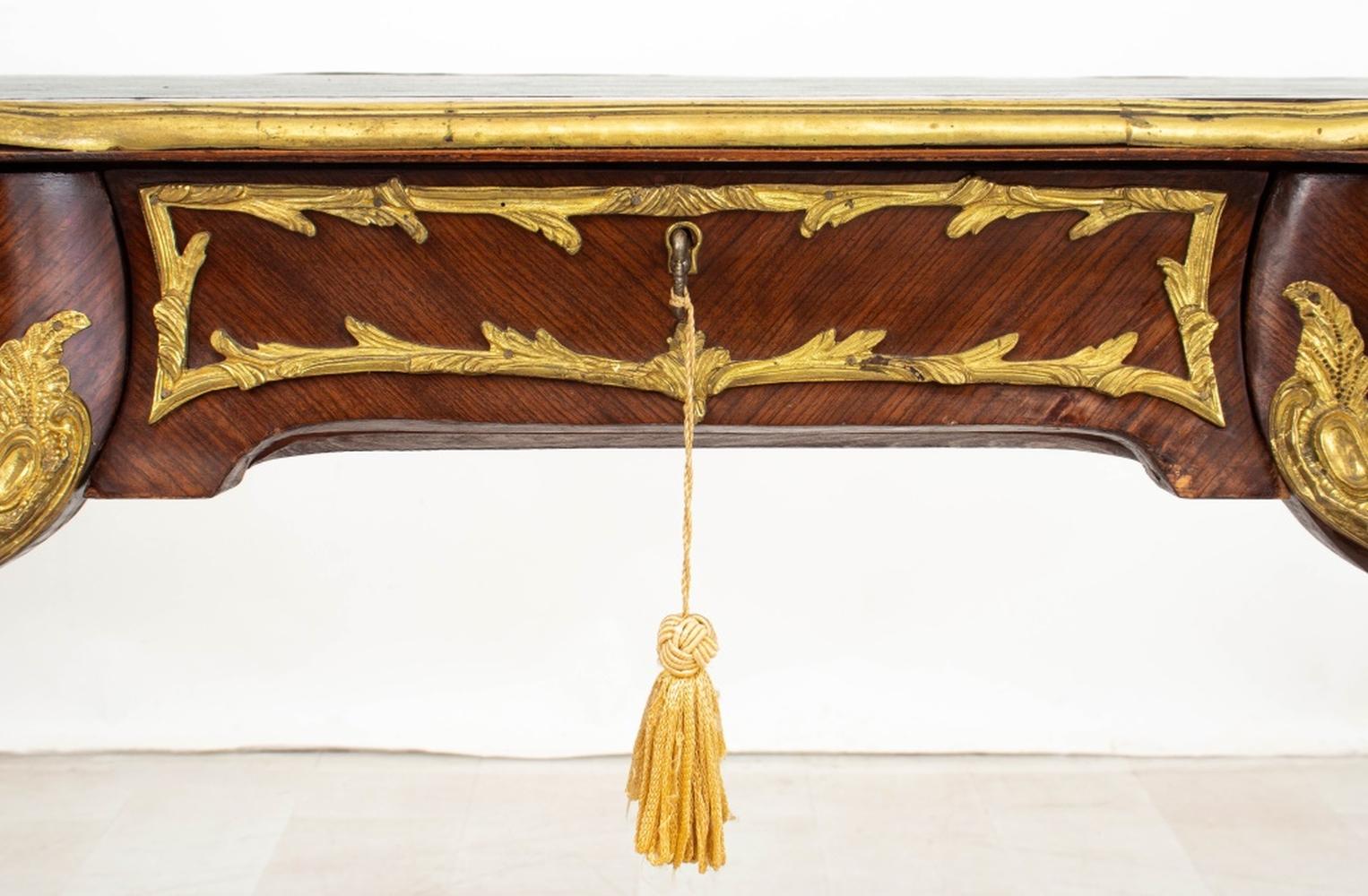 Escritorio de madera de rey montado en ormolu estilo Luis XV en Bueno Estado en Astoria, NY