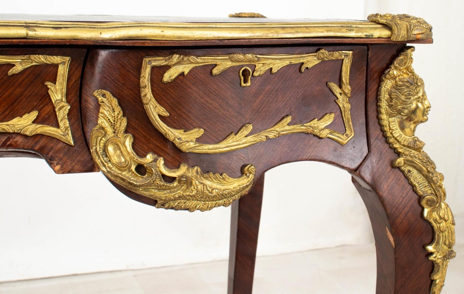 Escritorio de madera de rey montado en ormolu estilo Luis XV siglo XIX