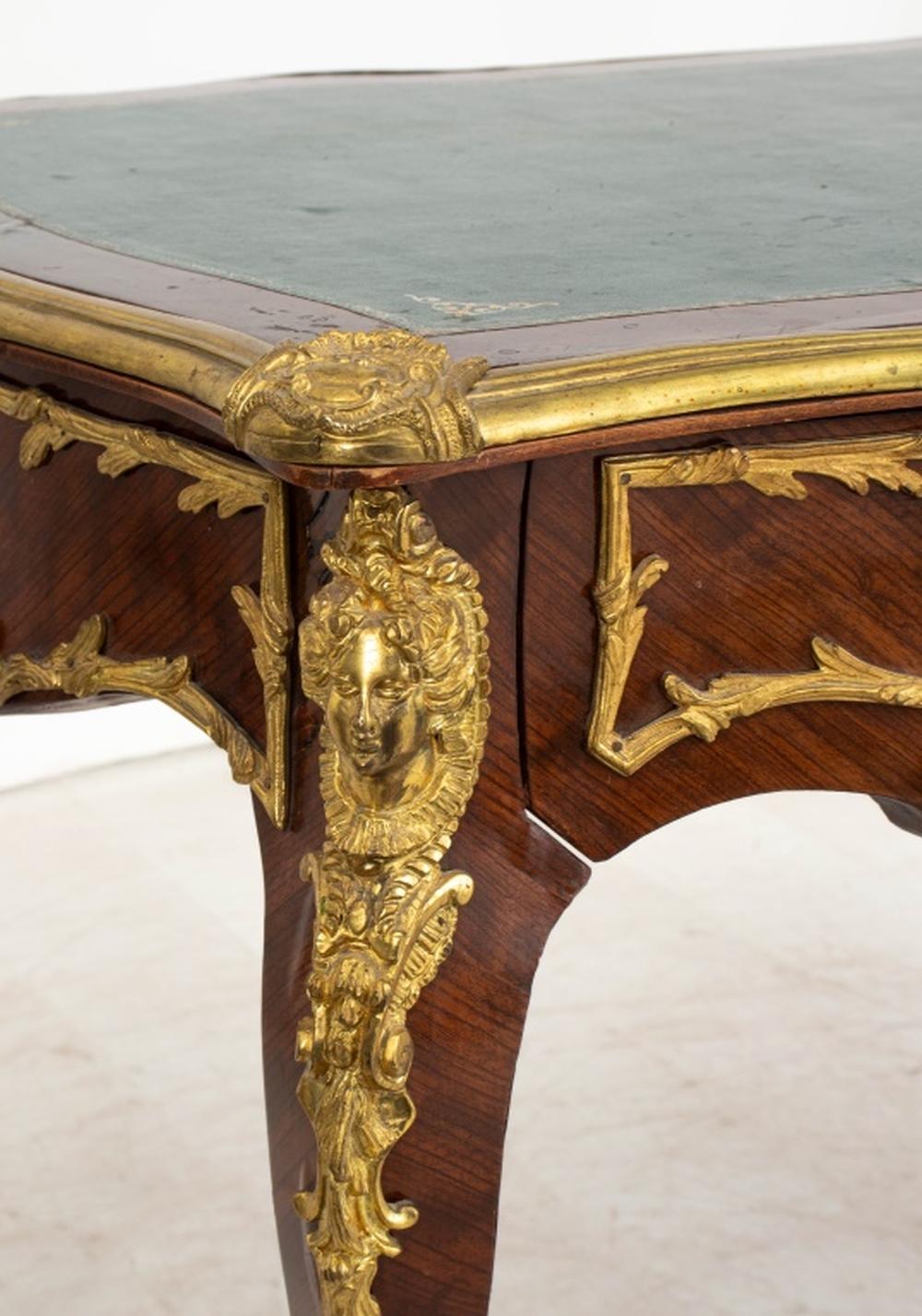 Escritorio de madera de rey montado en ormolu estilo Luis XV Cuero